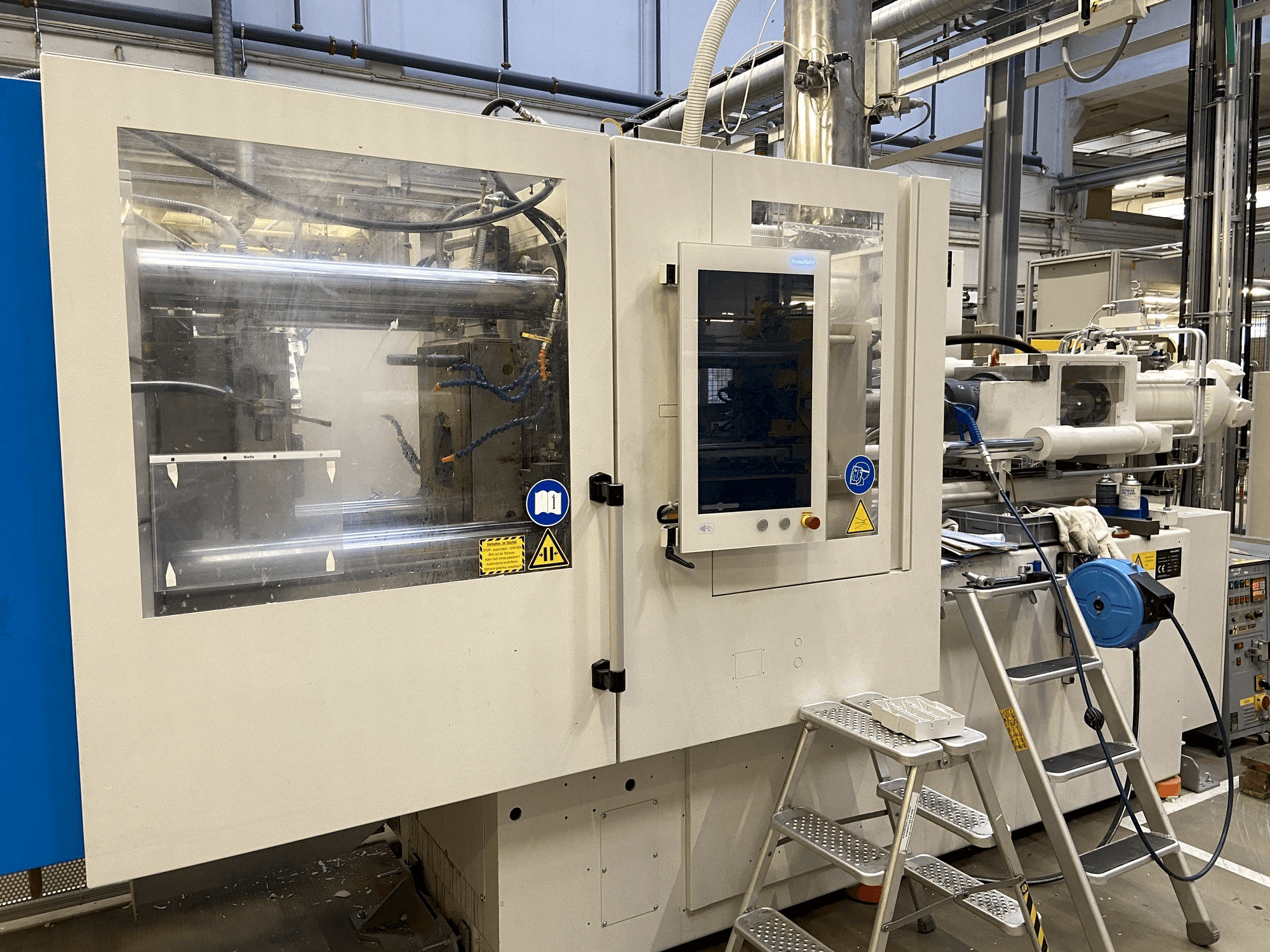 Vooraanzicht van Krauss Maffei 130-1000 CX DUR machine