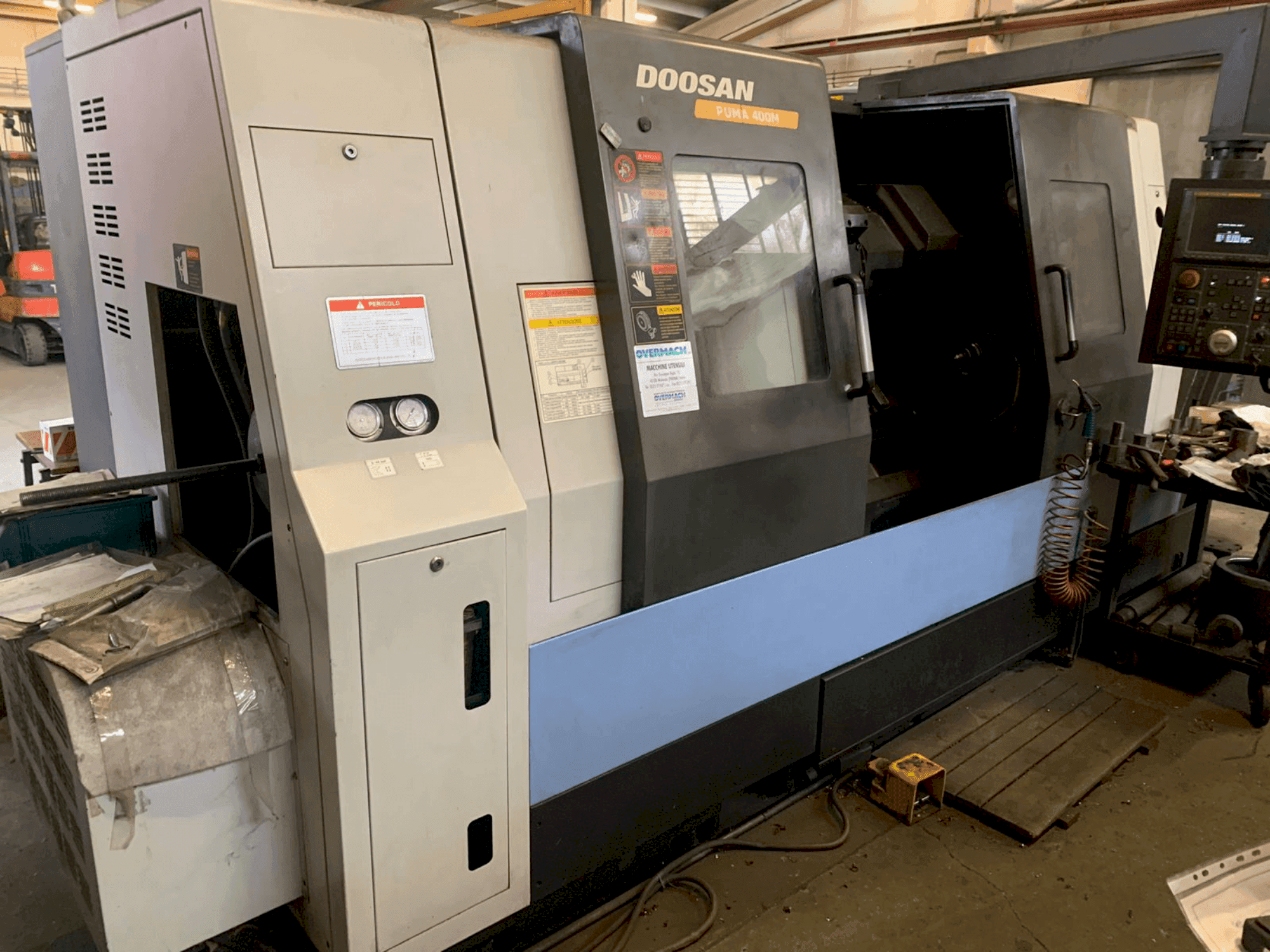 Vooraanzicht van DOOSAN PUMA 400M machine