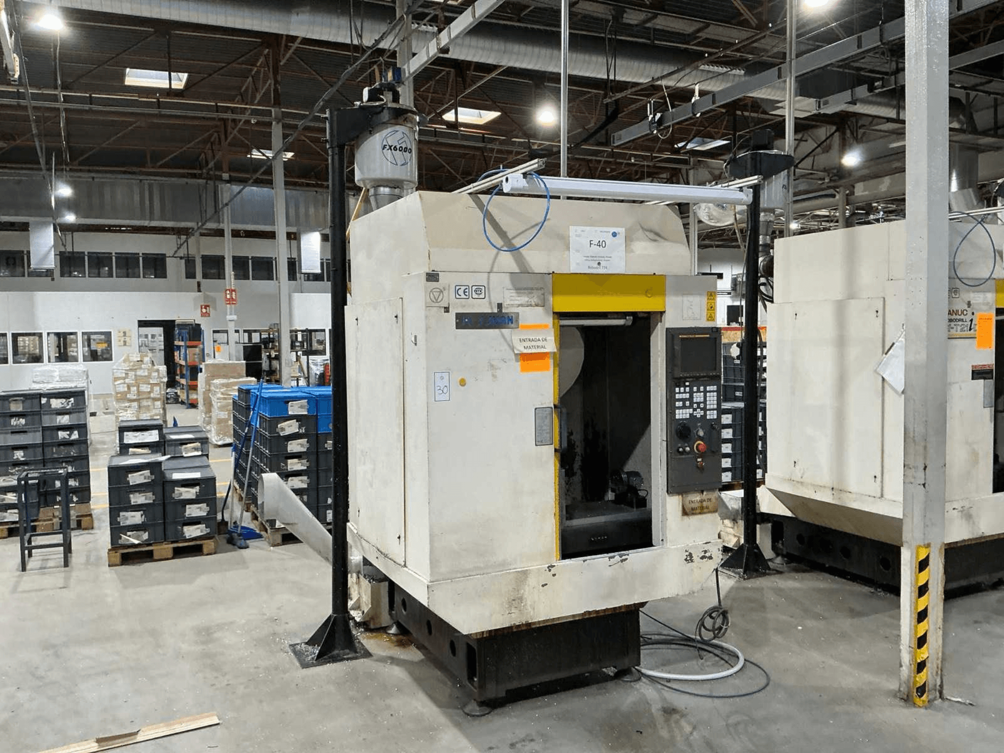 FANUC ROBODRILL α-T21iD, vooraanzicht van verticaal bewerkingscentrum in een industriële omgeving, met details van het bedieningspaneel zichtbaar.