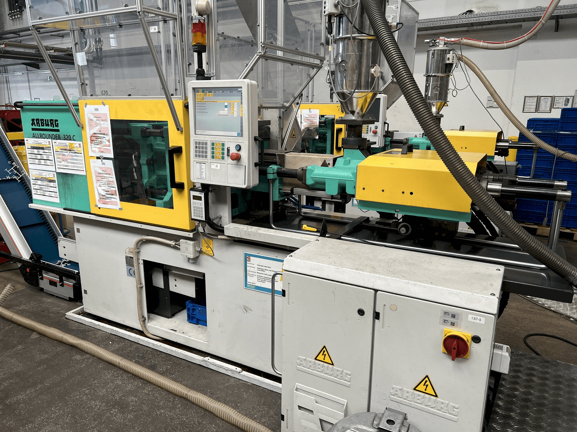 Vooraanzicht van Arburg Allrounder 320C 500 - 170 machine