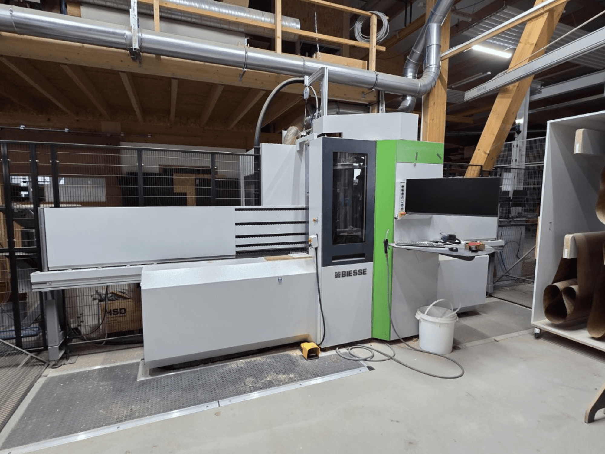 BIESSE Brema EKO 2.2 CNC-bewerkingscentrum, vooraanzicht, met het bedieningspaneel en de hoofdbehuizing met groene accenten.