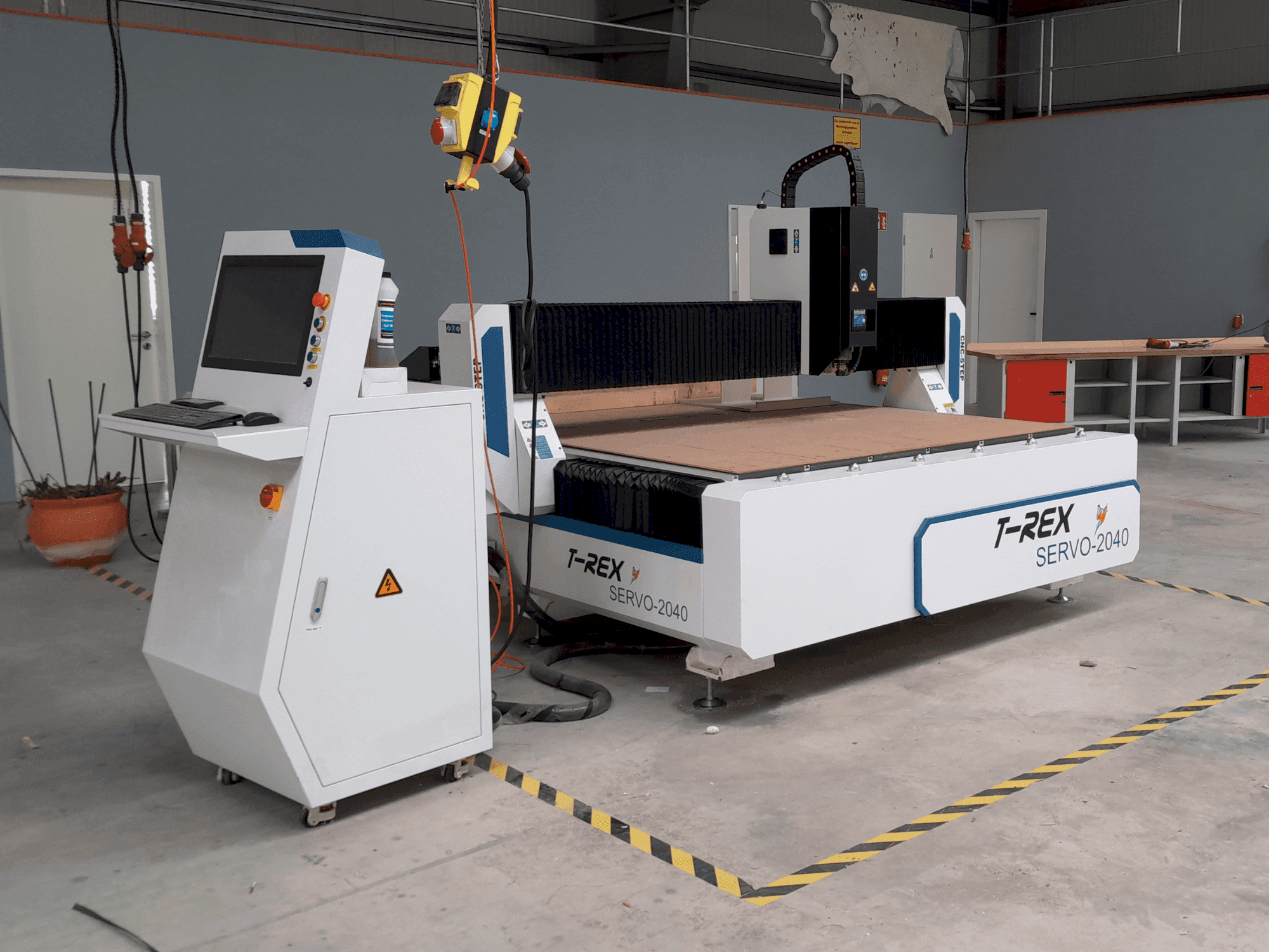 Vooraanzicht van T-Rex Servo 2040 machine