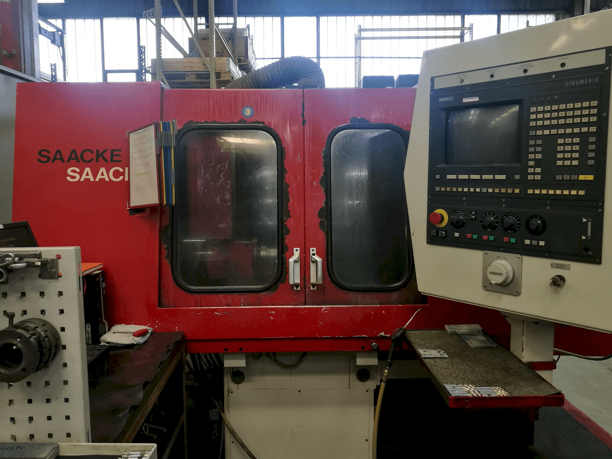 Vooraanzicht van SAACKE UWII CNC machine