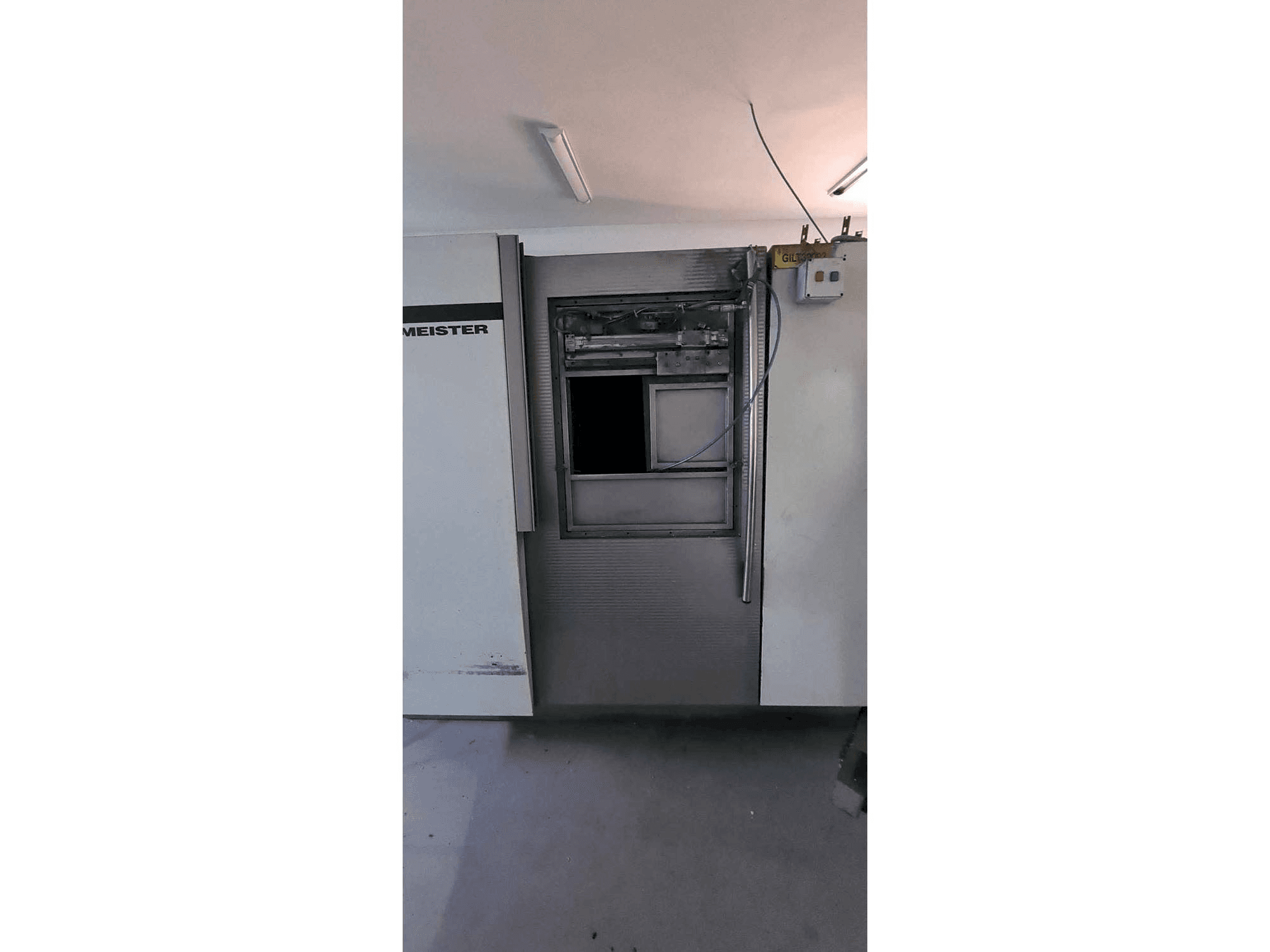 Vooraanzicht van Gildemeister TWIN 32 machine