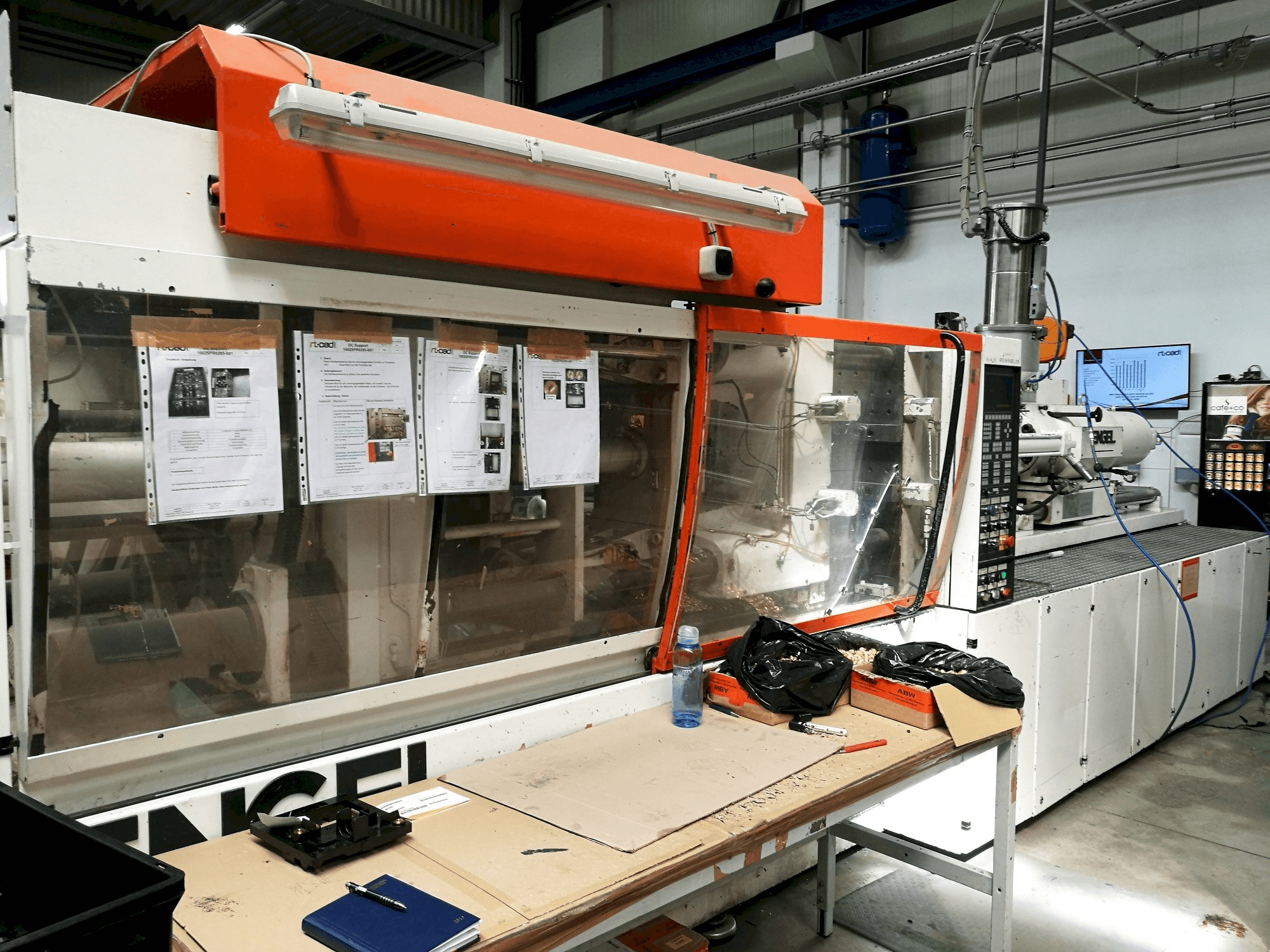 Vooraanzicht van ENGEL ES 1300/225 machine