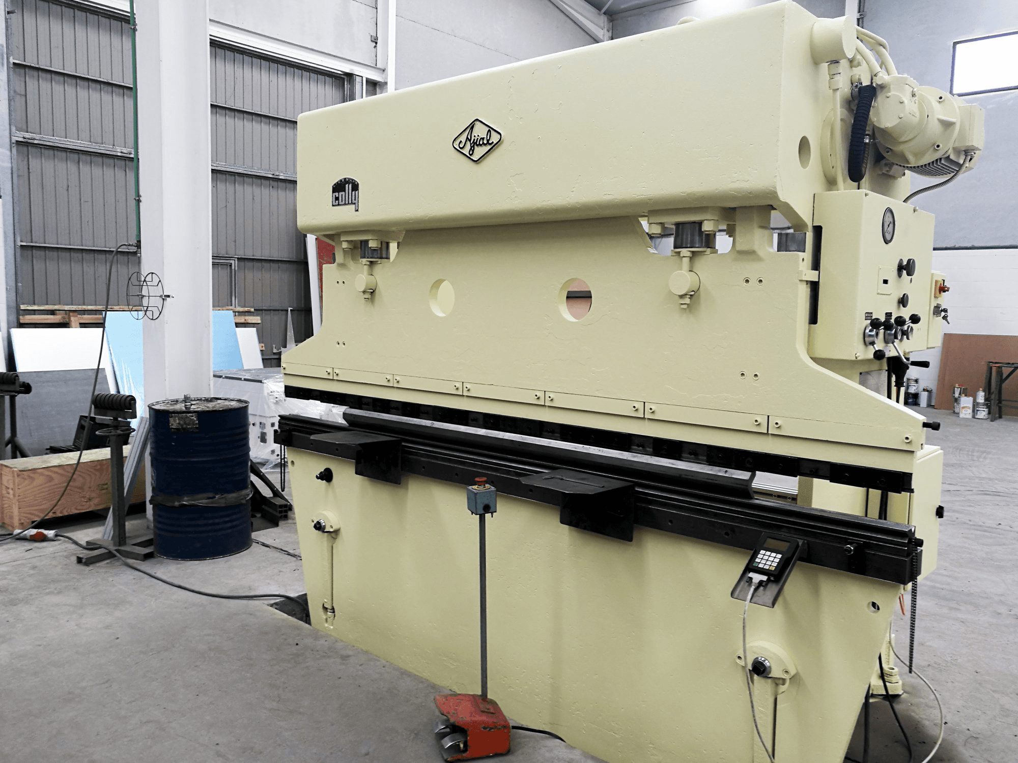 Recht aanzicht van Ajial Colly 89 machine