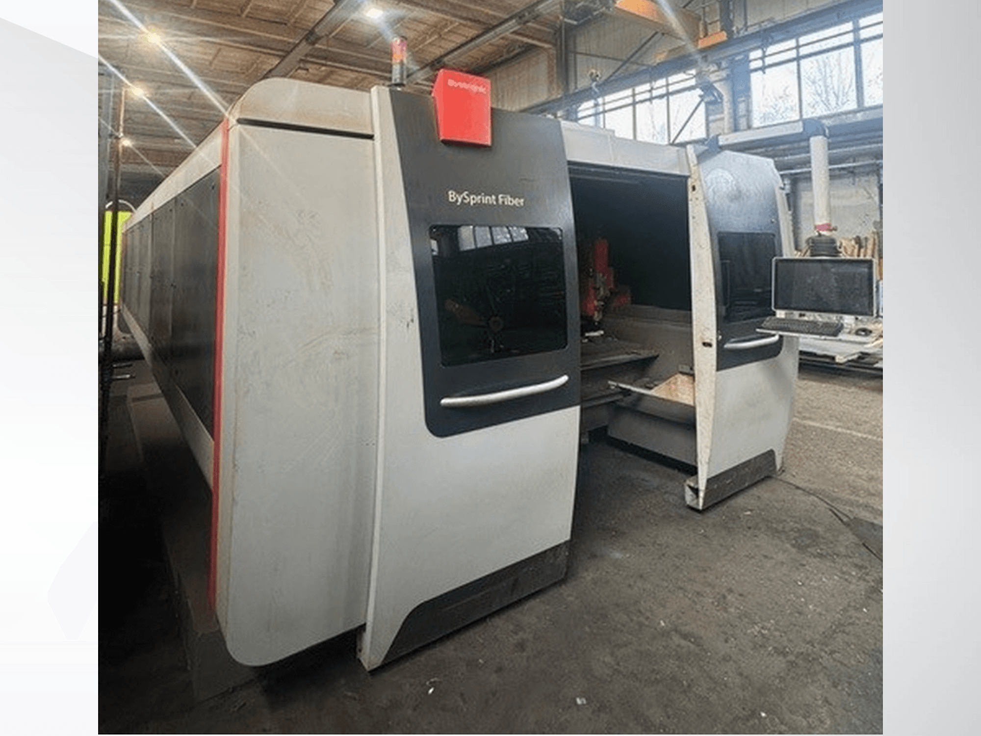 BySprint vezelmachine van Brünswick, vooraanzicht met dubbele openingen, touchscreen bedieningspaneel en industriële werkruimte binnenin.