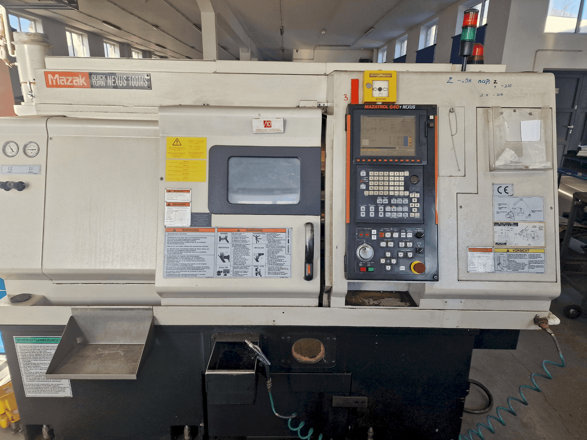 Vooraanzicht van Mazak QTN-100 MS machine