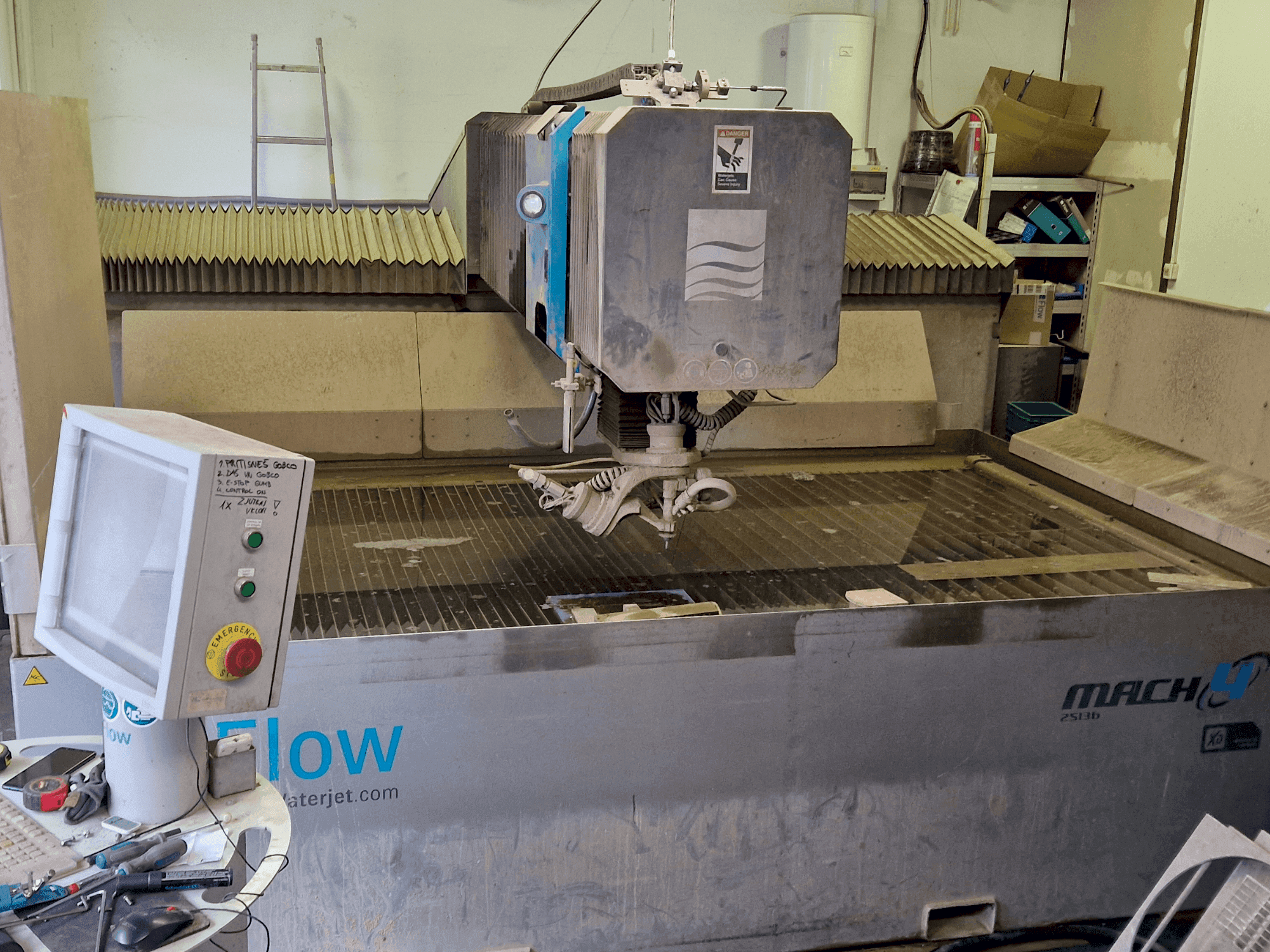Vooraanzicht van Flow Mach 4 B machine