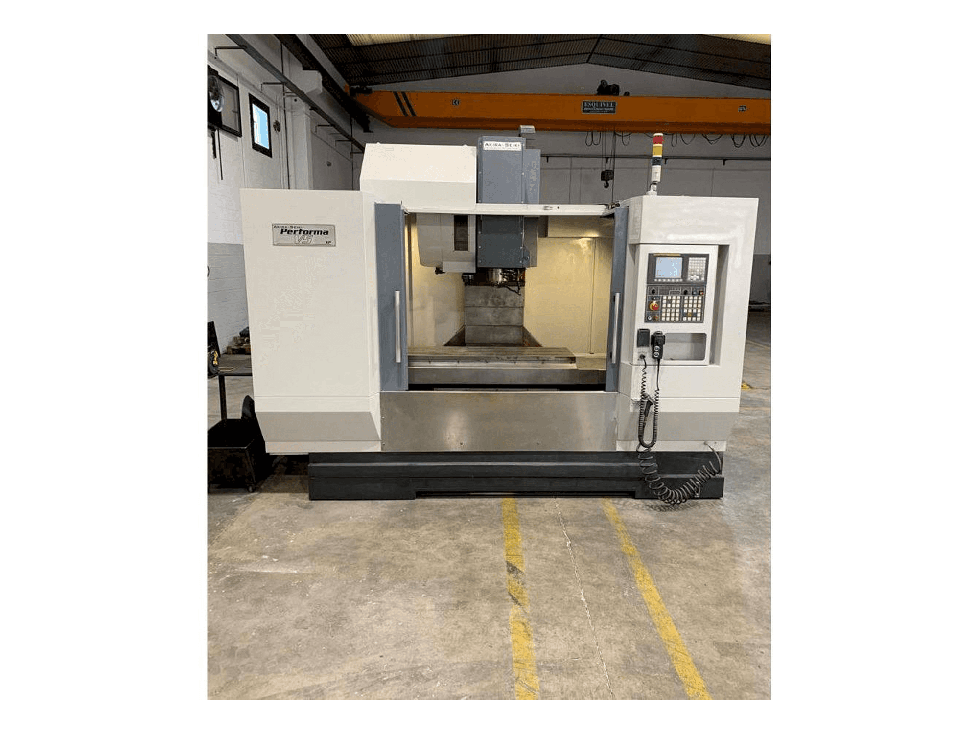 Vooraanzicht van Akira Seiki V5 XP machine