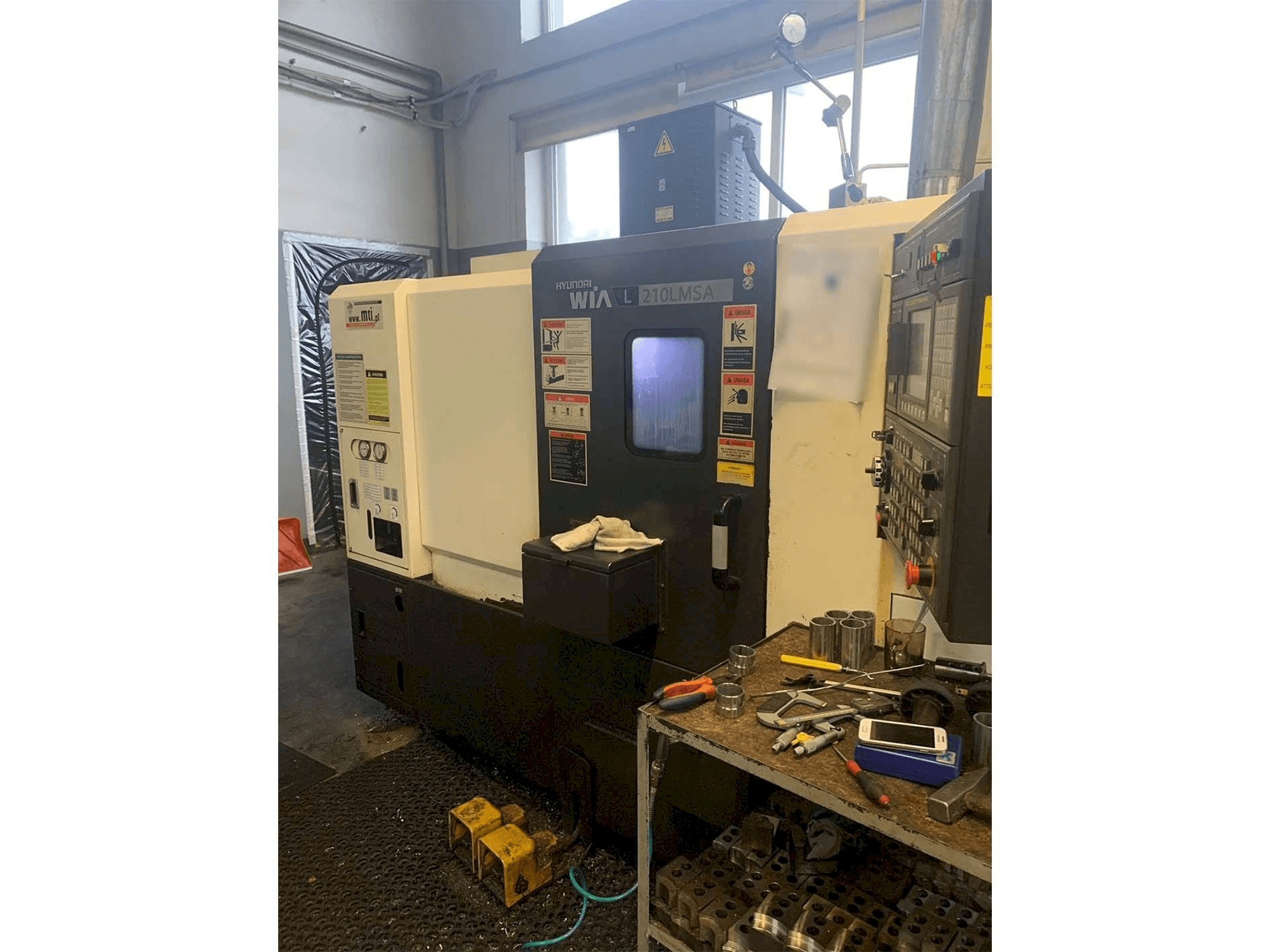 Vooraanzicht van Hyundai Wia L210LMSA machine