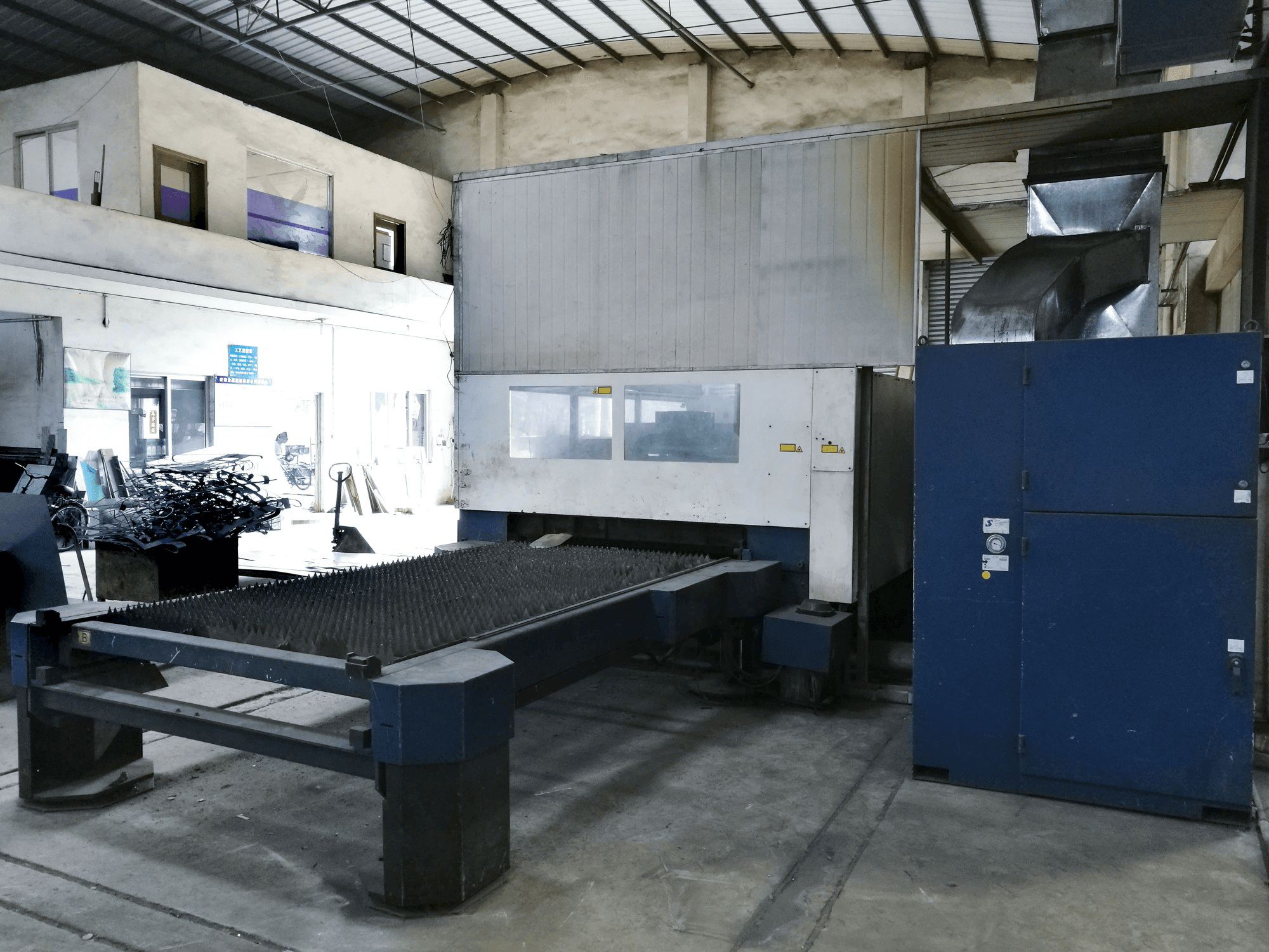 Recht aanzicht 1 van Trumpf TruLaser L3030 machine