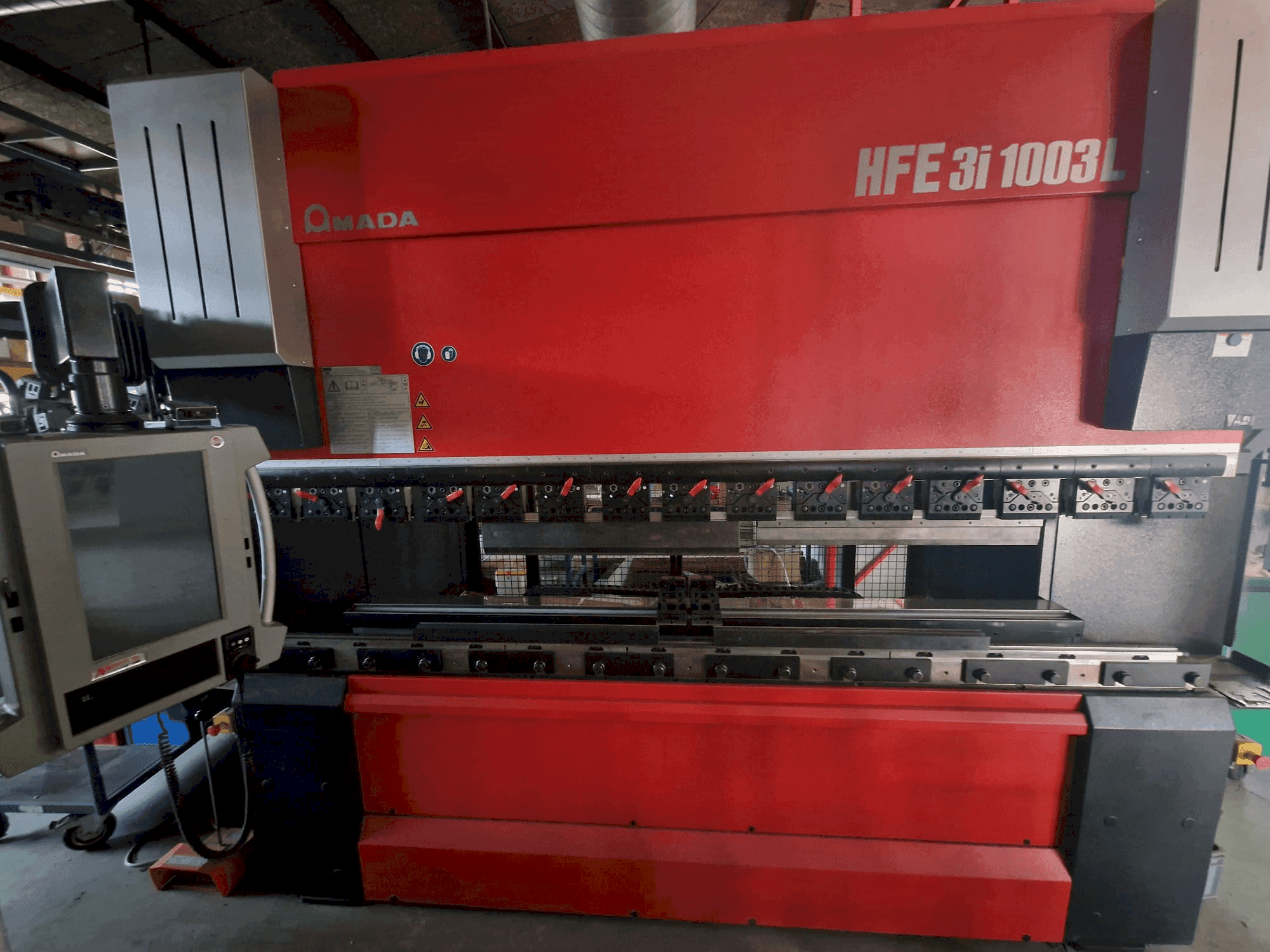 Vooraanzicht van AMADA HFE 3L 1003 machine