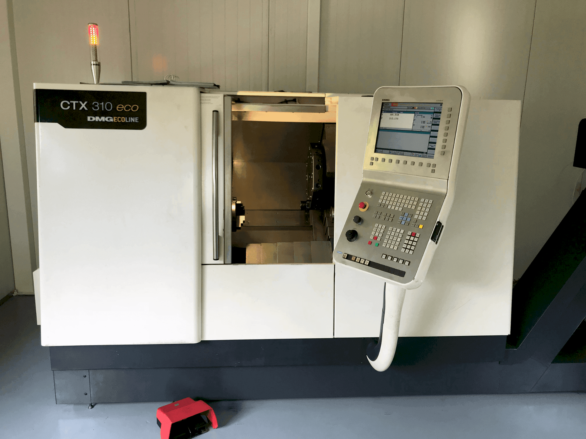 Vooraanzicht van DMG CTX 310 ecoline machine