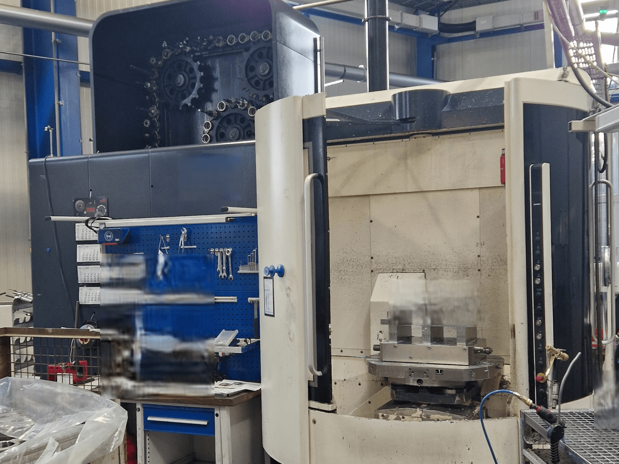 DMG DMC80U DuoBlock Universeel Bewerkingscentrum, vooraanzicht, met het bedieningspaneel en het werkgebied met gereedschapsaccessoires.