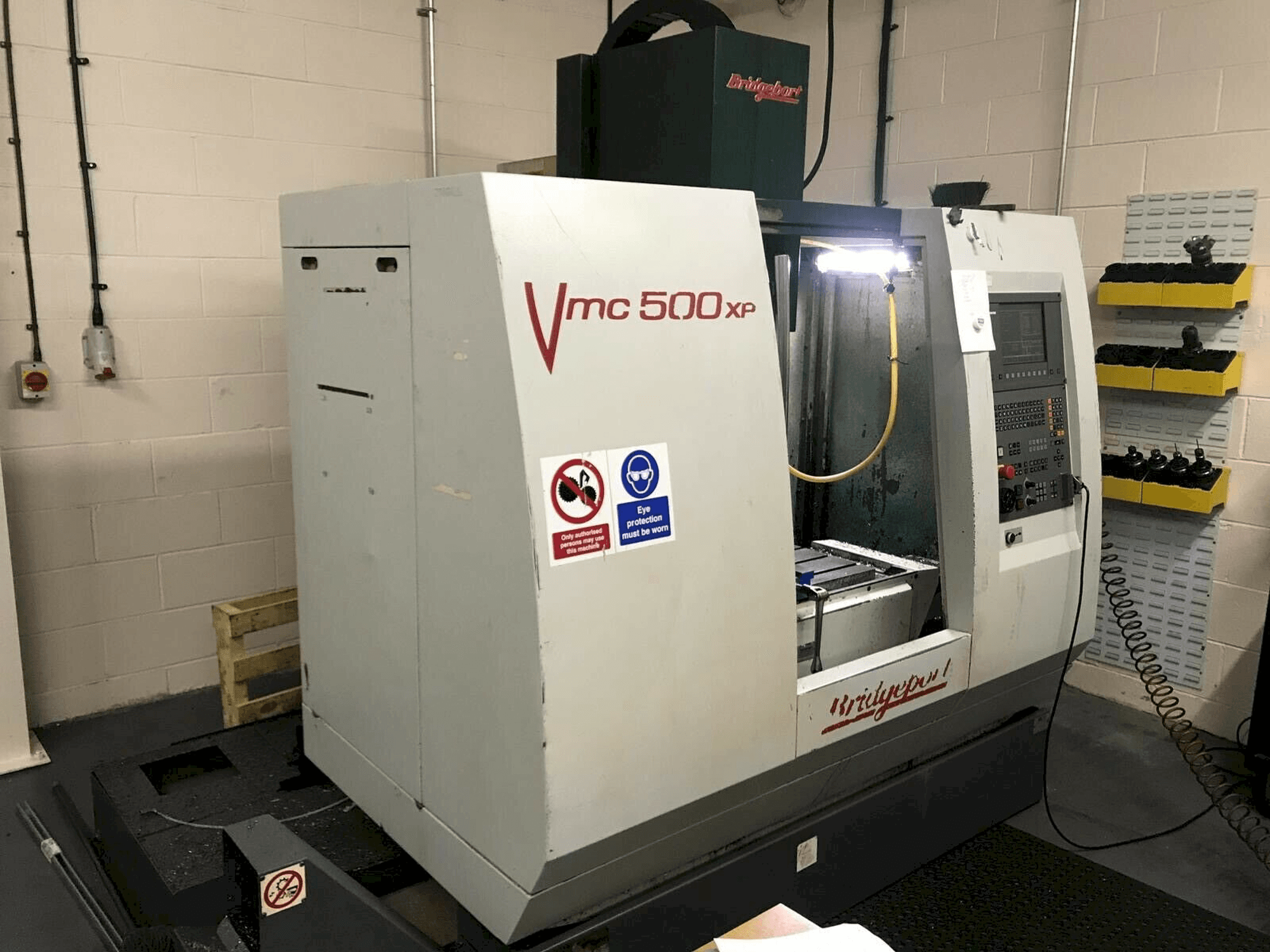 Vooraanzicht van Bridgeport VMC 500 XP machine
