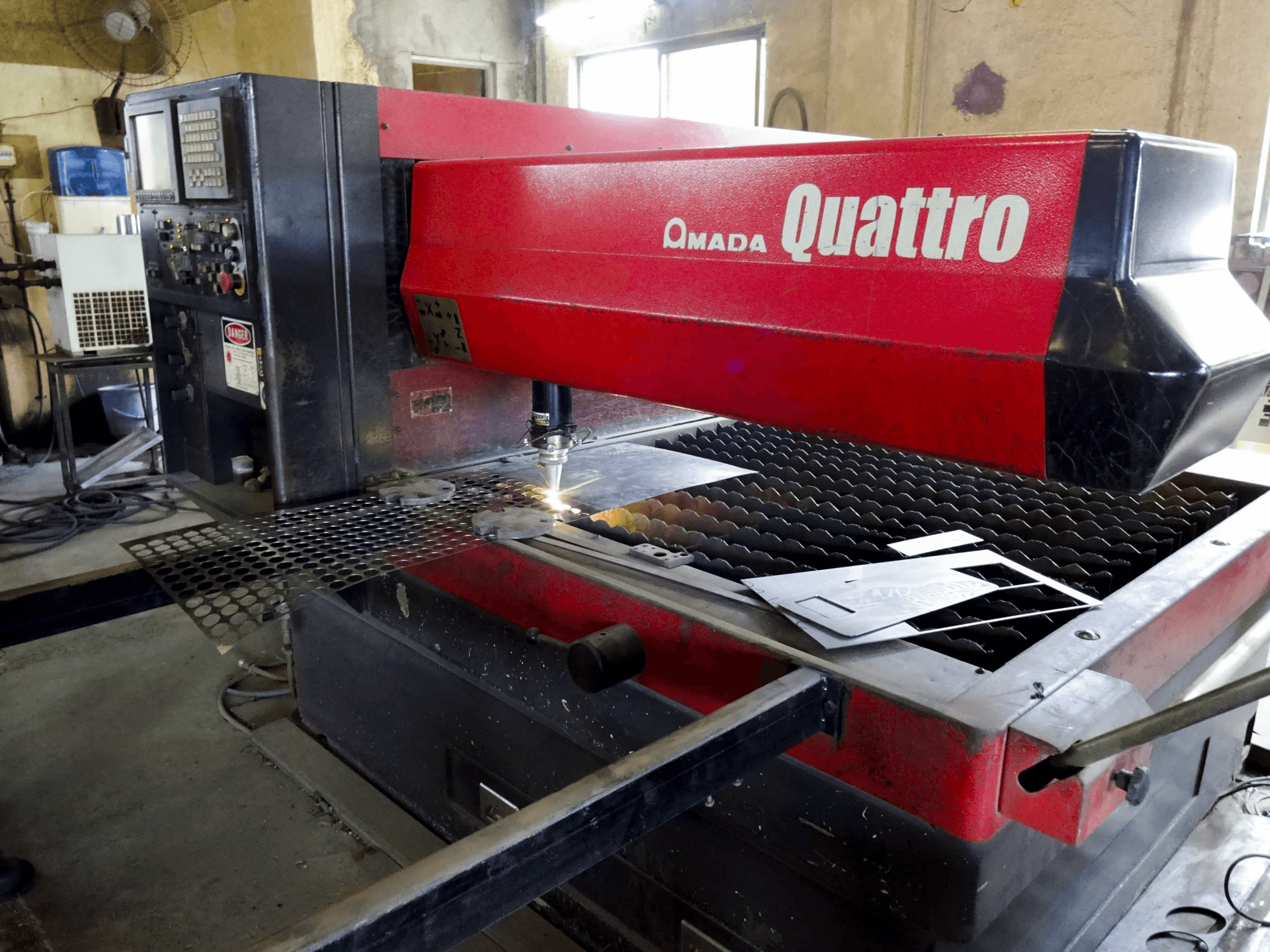 Achteruitzicht van AMADA Quattro AF1000E machine