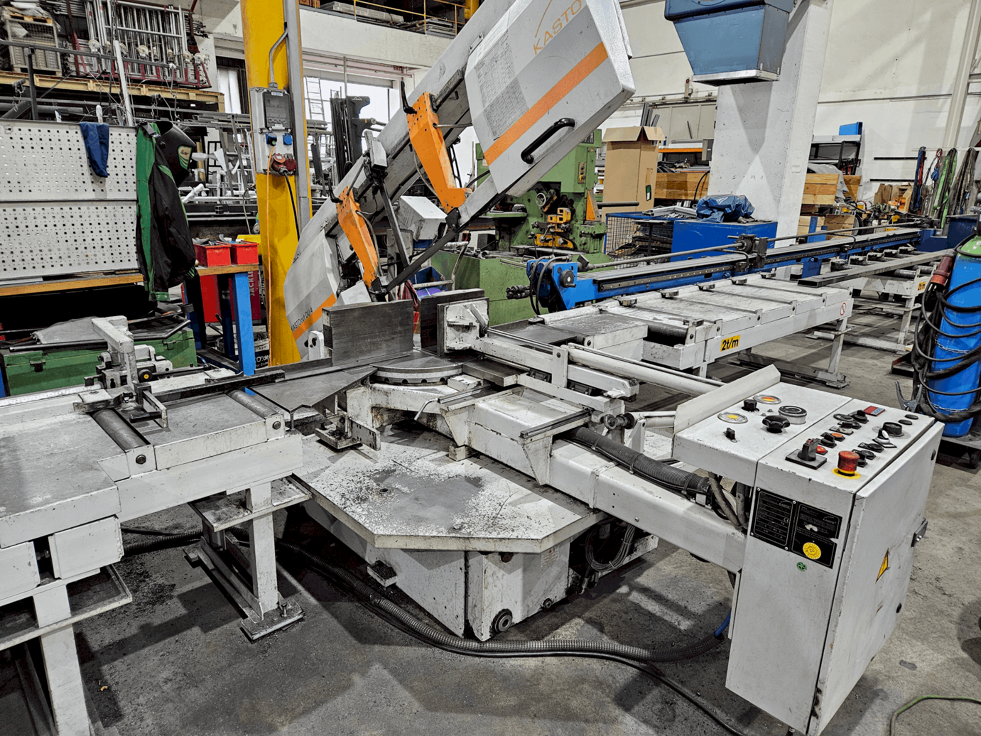 Vooraanzicht van KASTO cut DU 4 machine