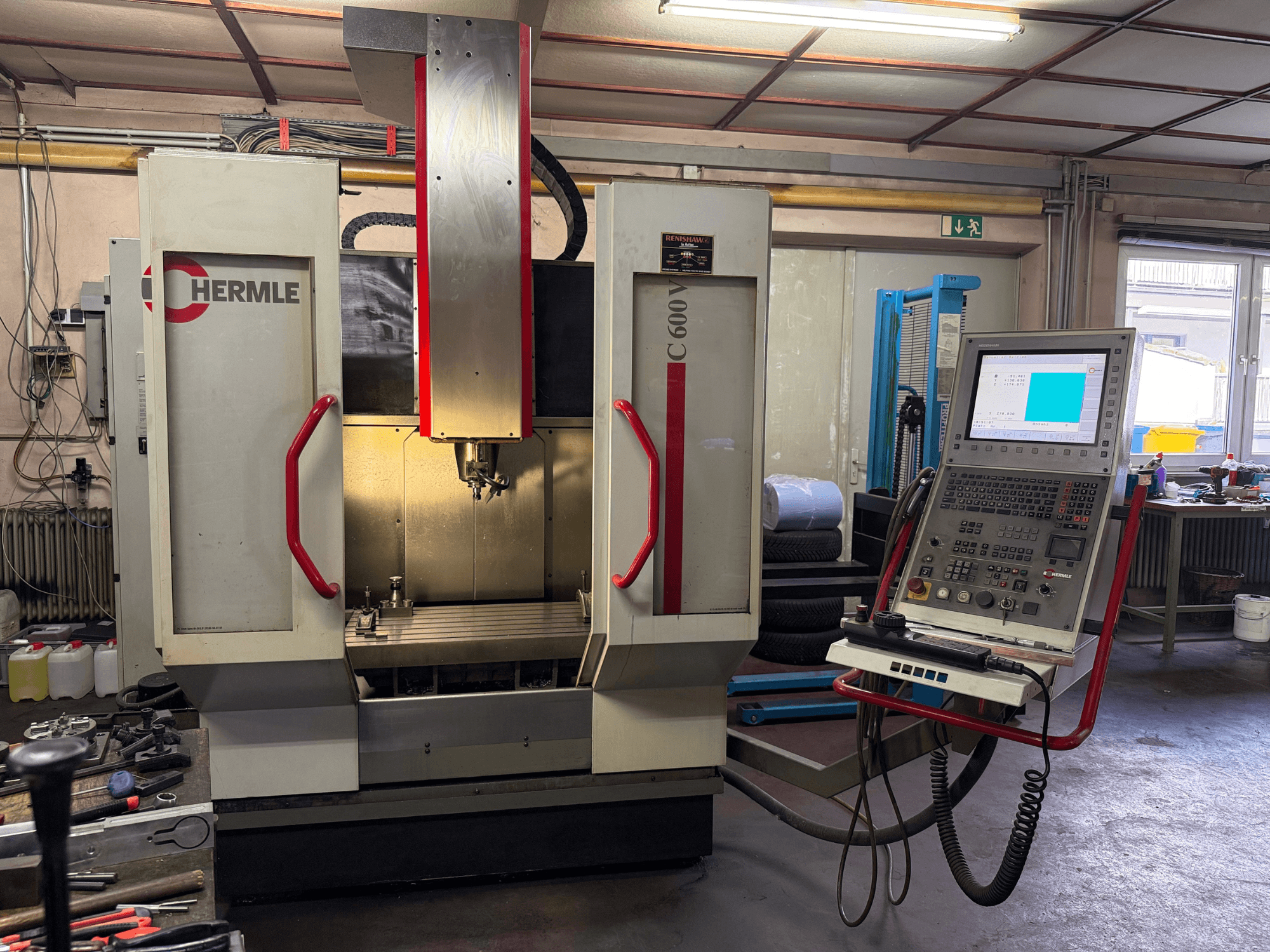 Hermle C 600 CNC freesmachine in vooraanzicht, met een bedieningspaneel met vele knoppen en een ruim werkgebied.