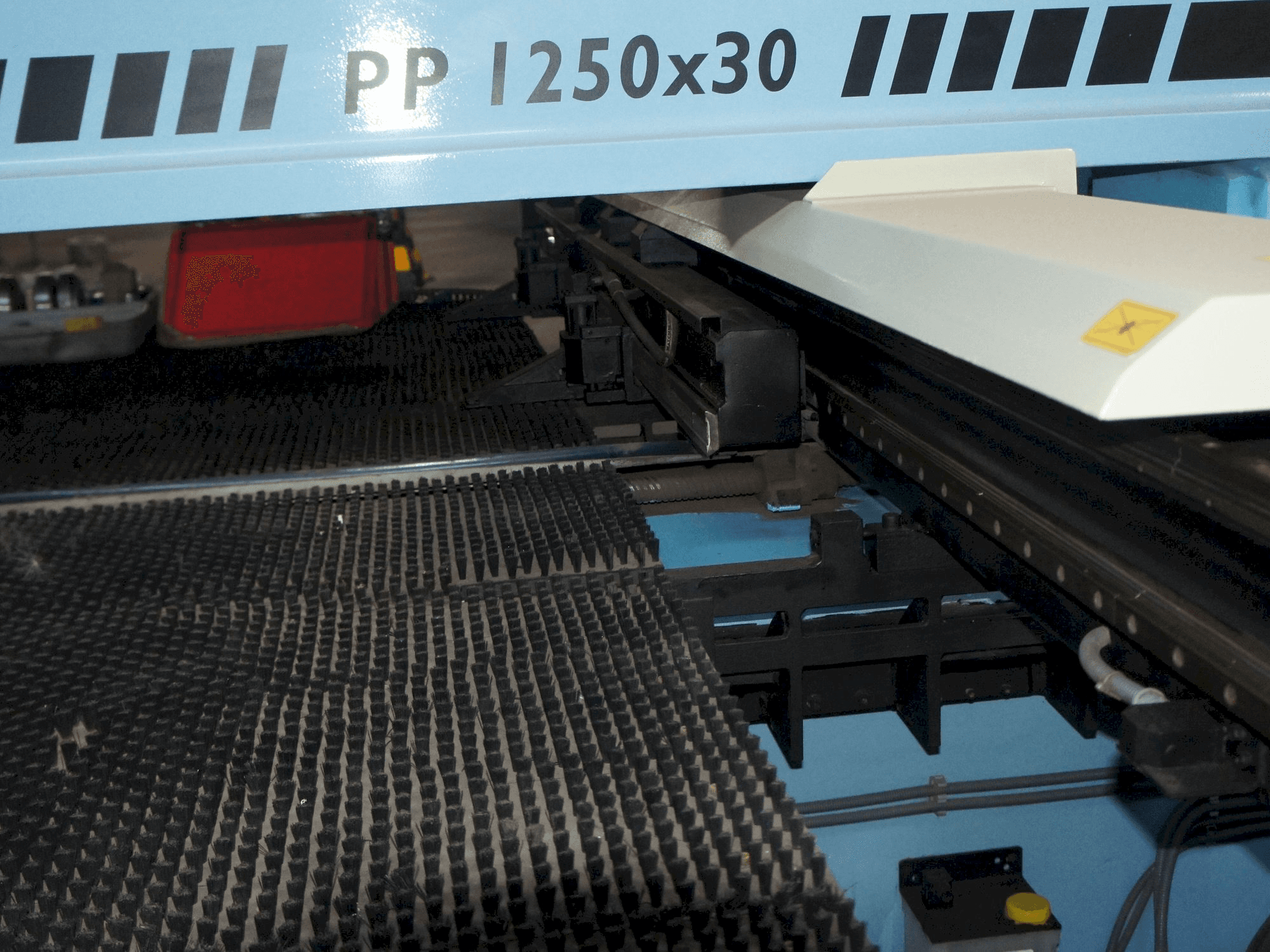 Vooraanzicht van Durma PP 12530 machine