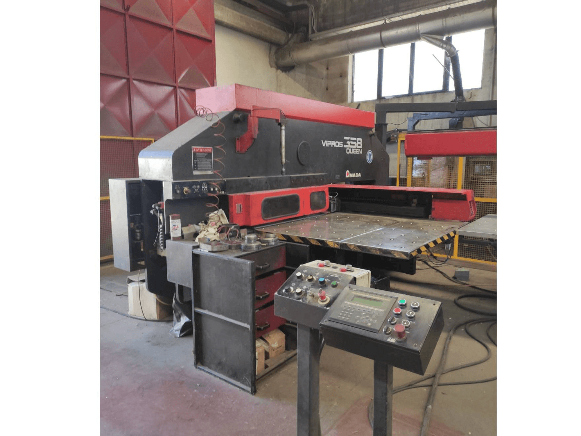 Vooraanzicht van AMADA VIPROS 358 machine