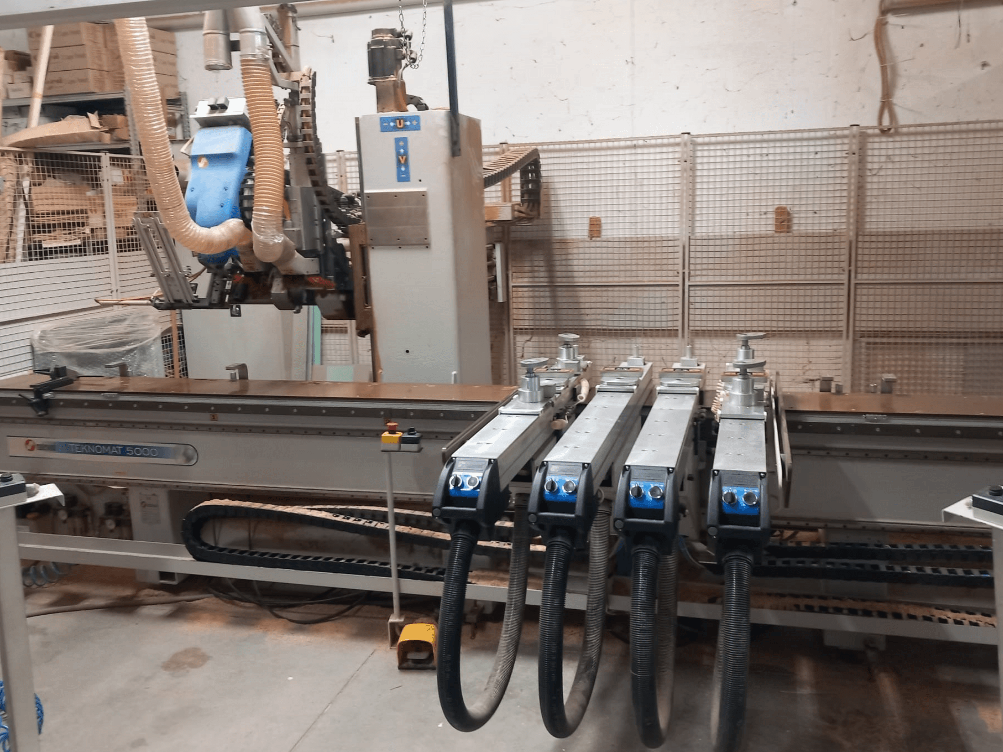 CNC-houtbewerkingscentrum MASTERWOOD TEKNOMAT 5000, vooraanzicht met de gereedschapskop en meerdere afzuigslangen.