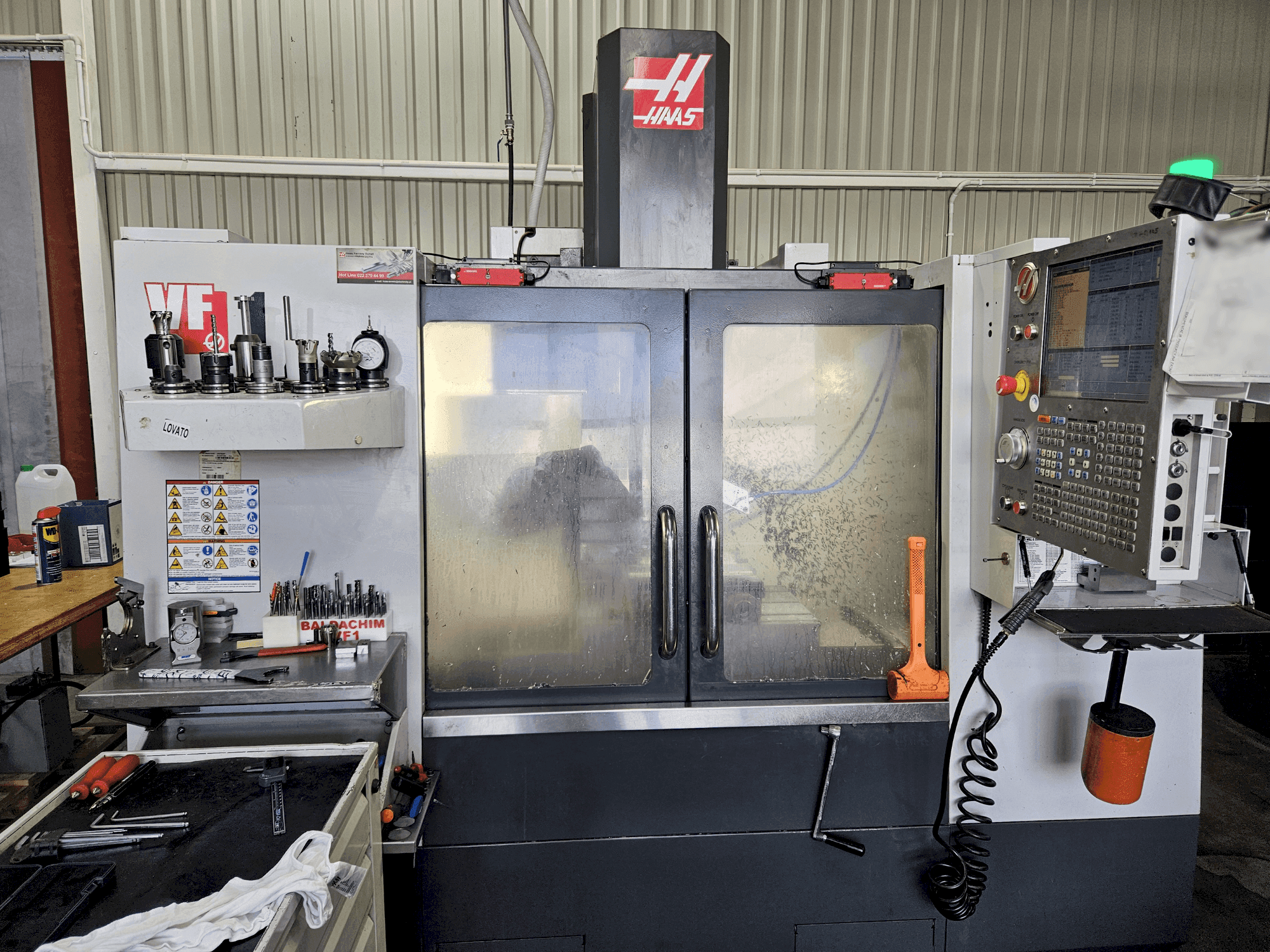 Vooraanzicht van HAAS VF-1 machine