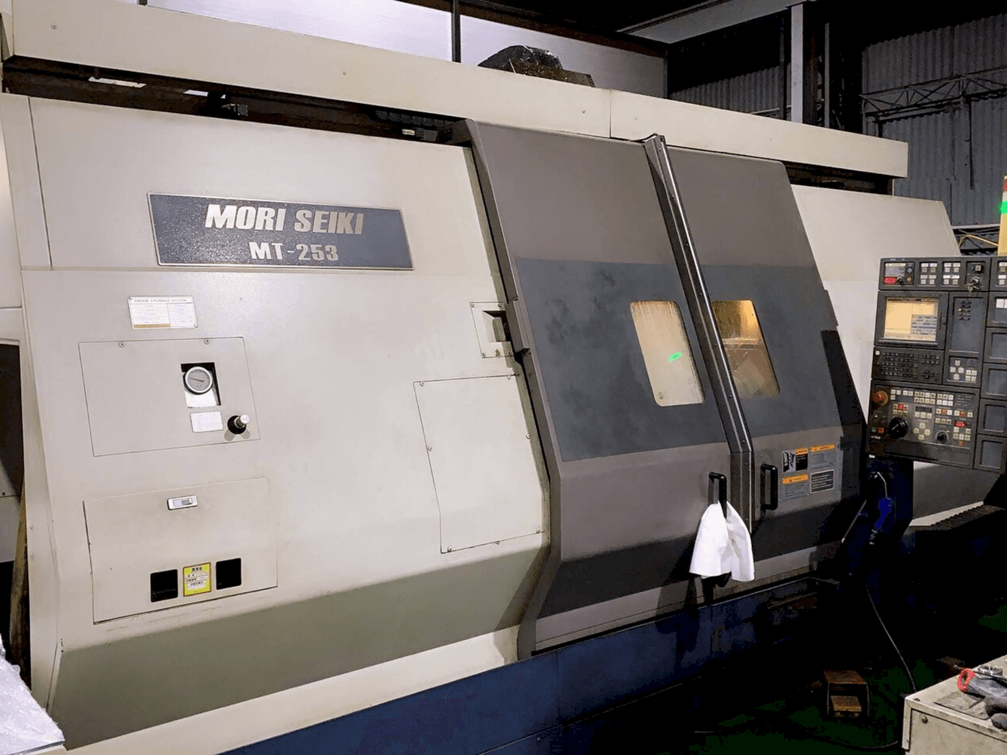 Vooraanzicht van MORI SEIKI MT 253 S machine