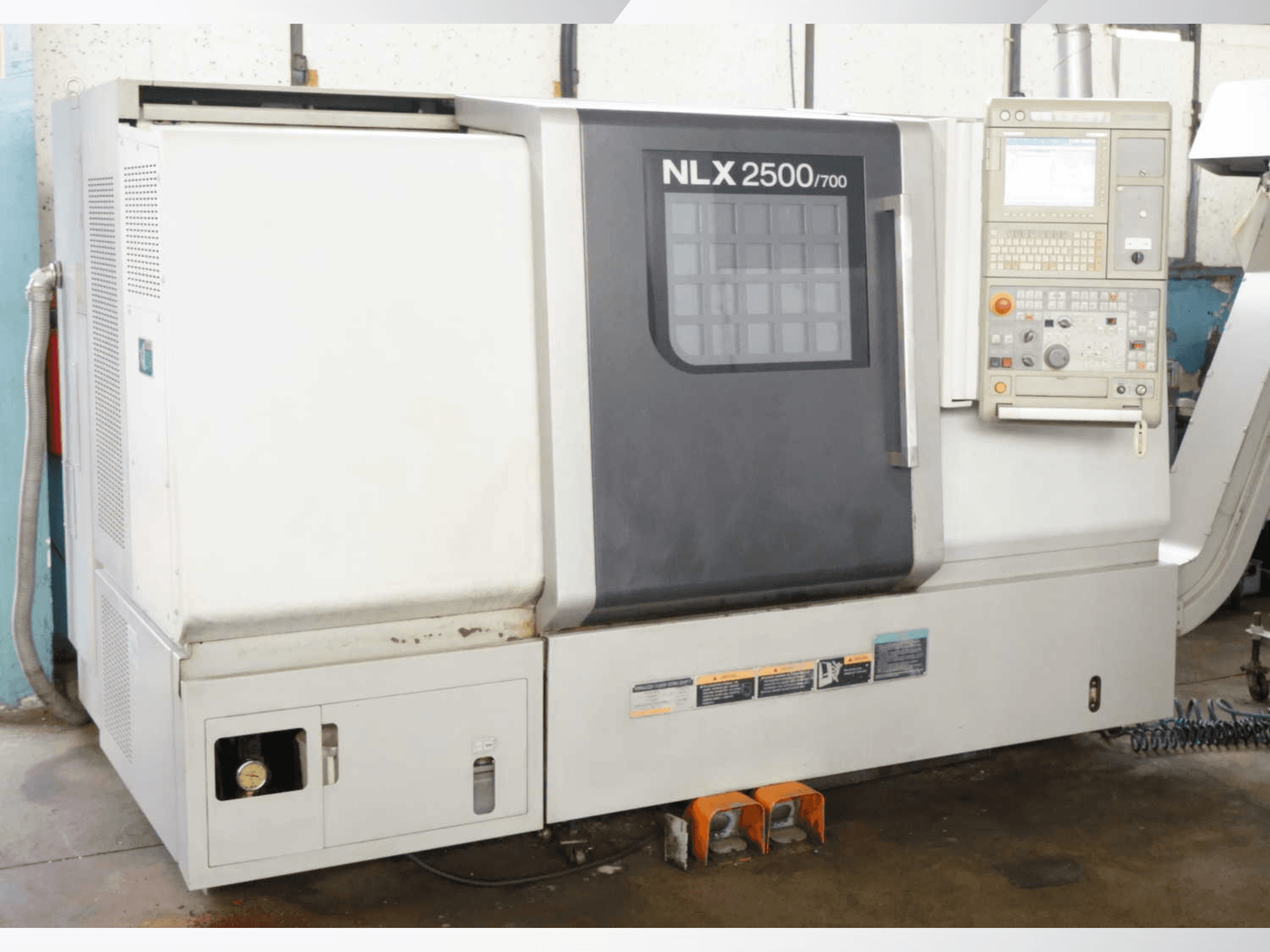DMG MORI NLX 2500/700 horizontale draaibank, vooraanzicht met bedieningspaneel en machinekenmerken.