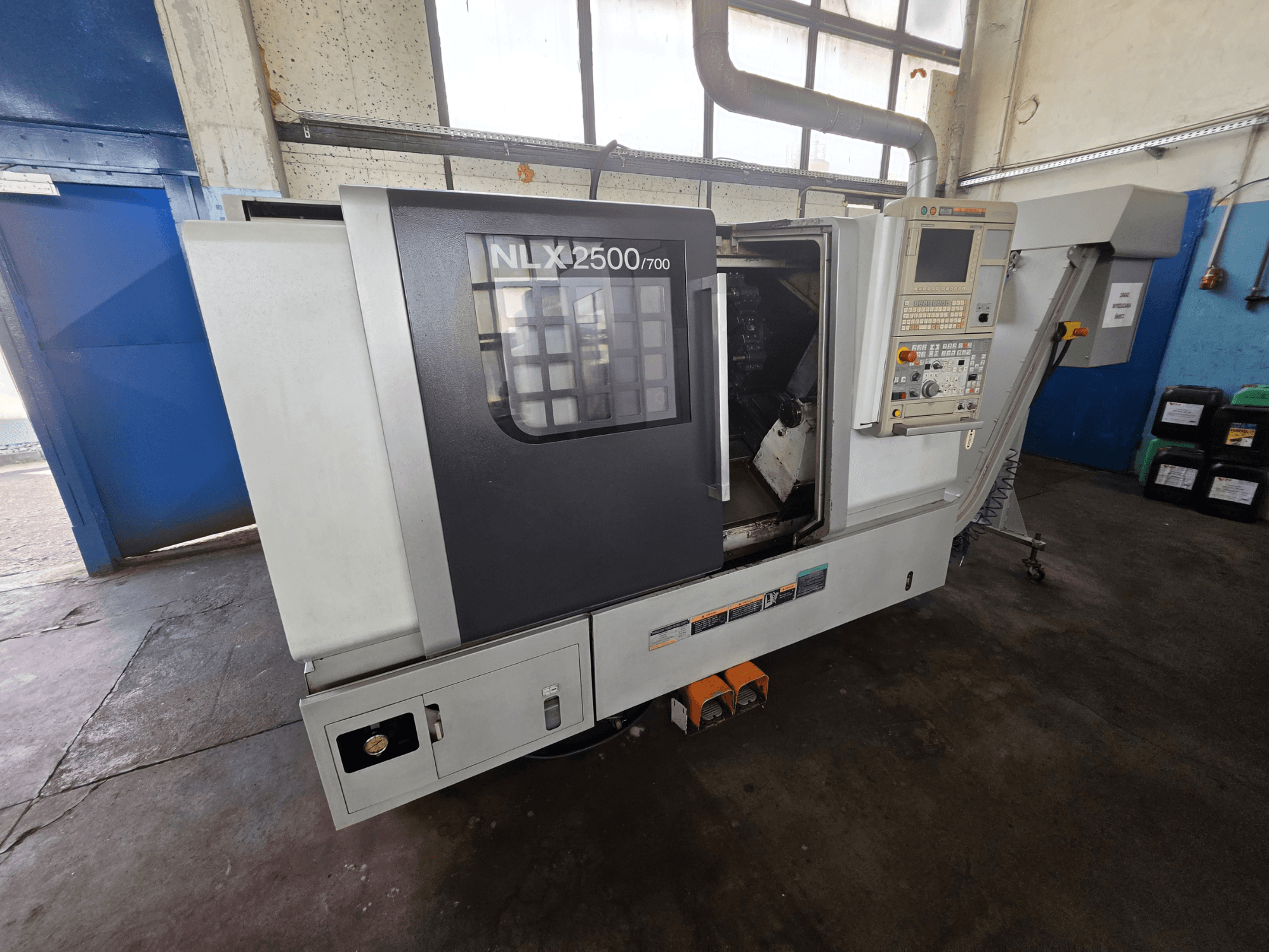DMG MORI NLX 2500/700 horizontale draaibank in zijaanzicht, met bedieningspaneel en zichtbaar bewerkingsgebied.