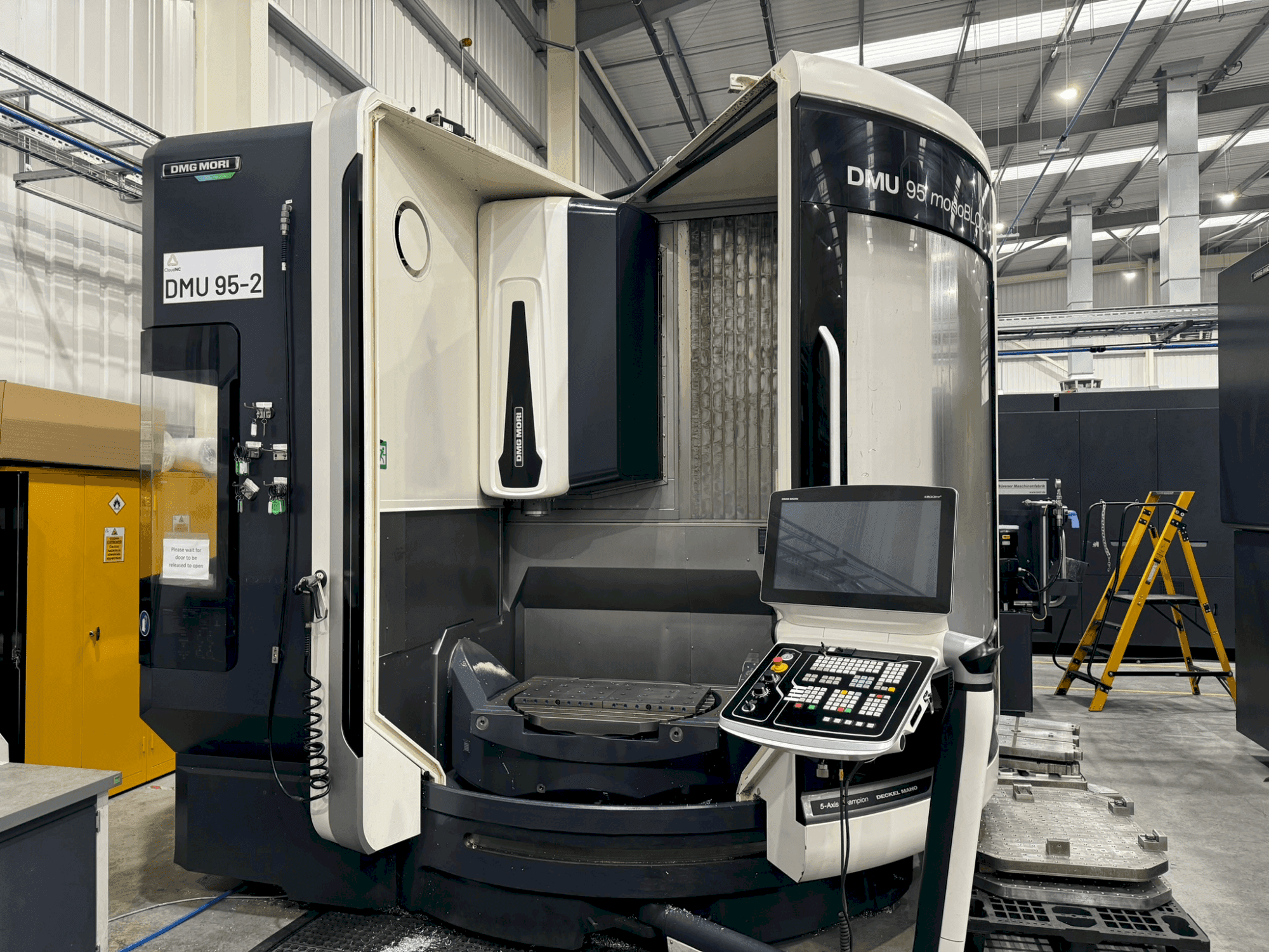 Vooraanzicht van DMG MORI DMU 95 Monoblock machine