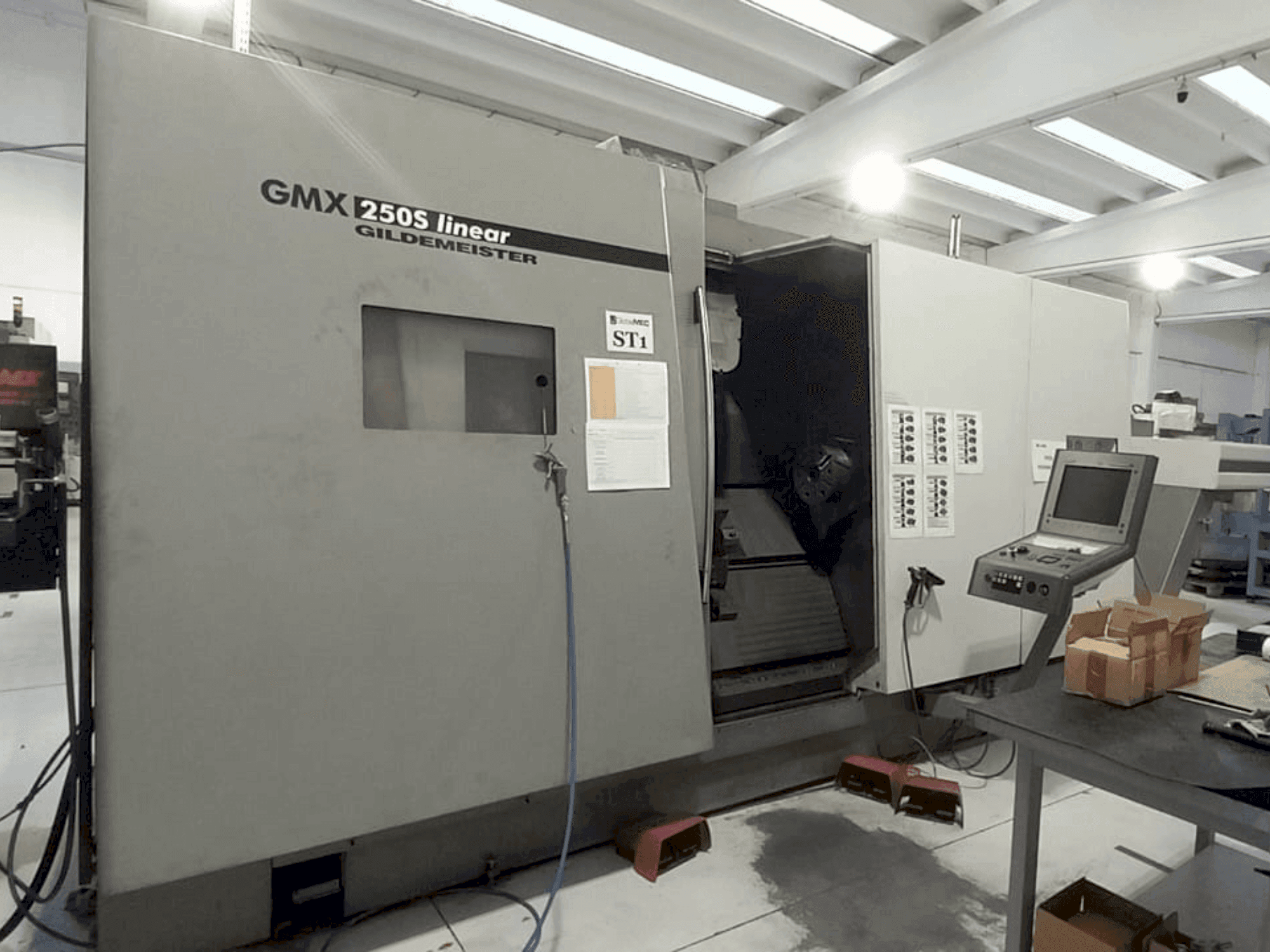 Vooraanzicht van Gildemeister GMX 250S Linear machine
