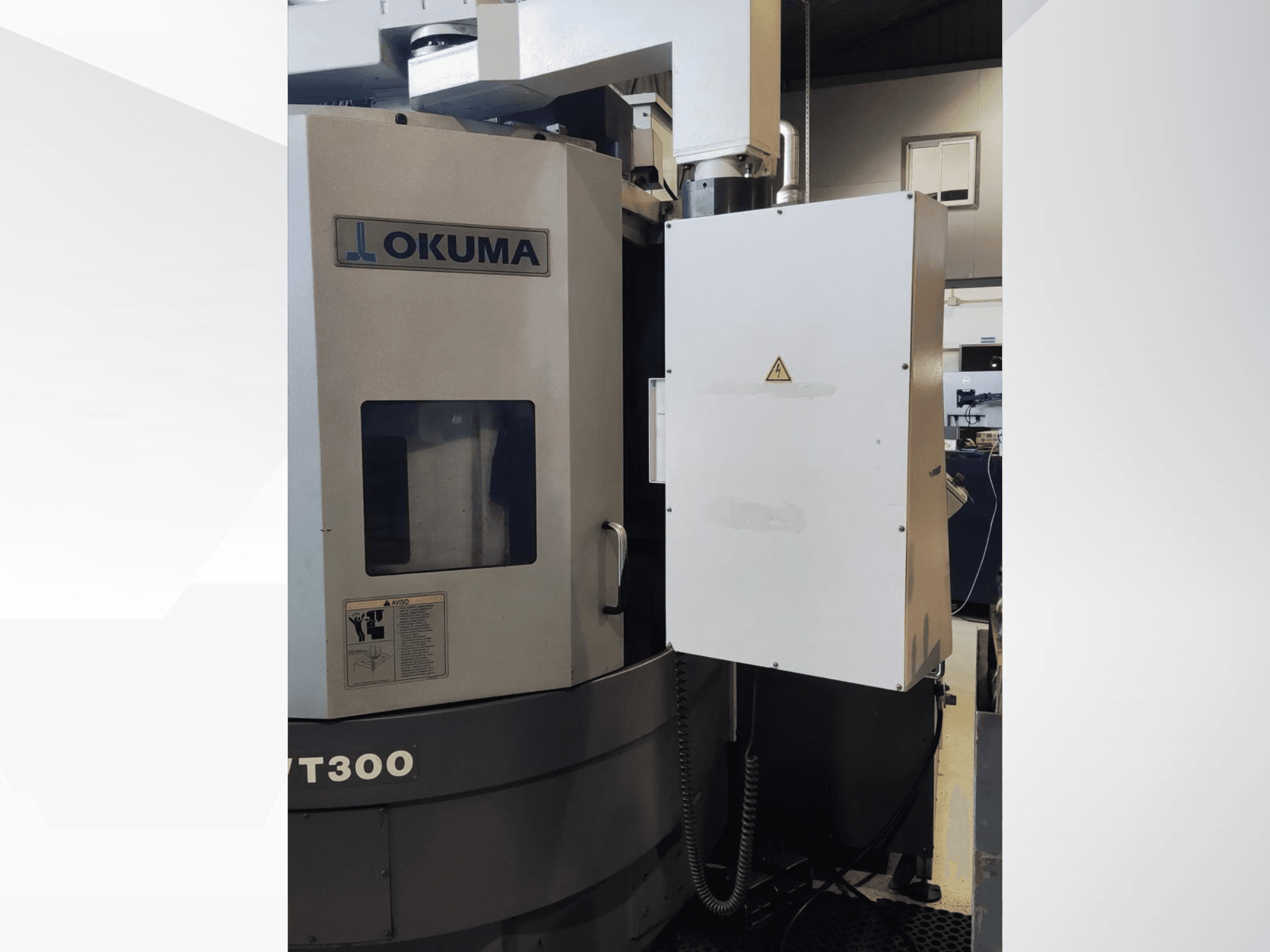 Okuma LVT300 verticale draaimachine, vooraanzicht, met het bedieningspaneel en de gelabelde veiligheidsfuncties.