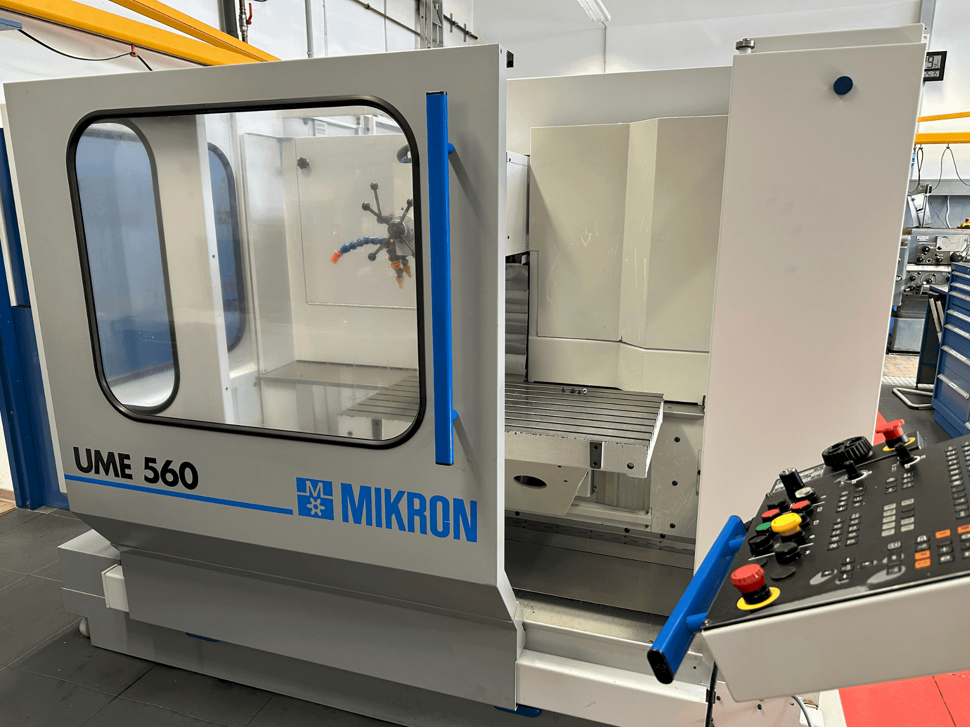 Vooraanzicht van MIKRON UME-560 machine