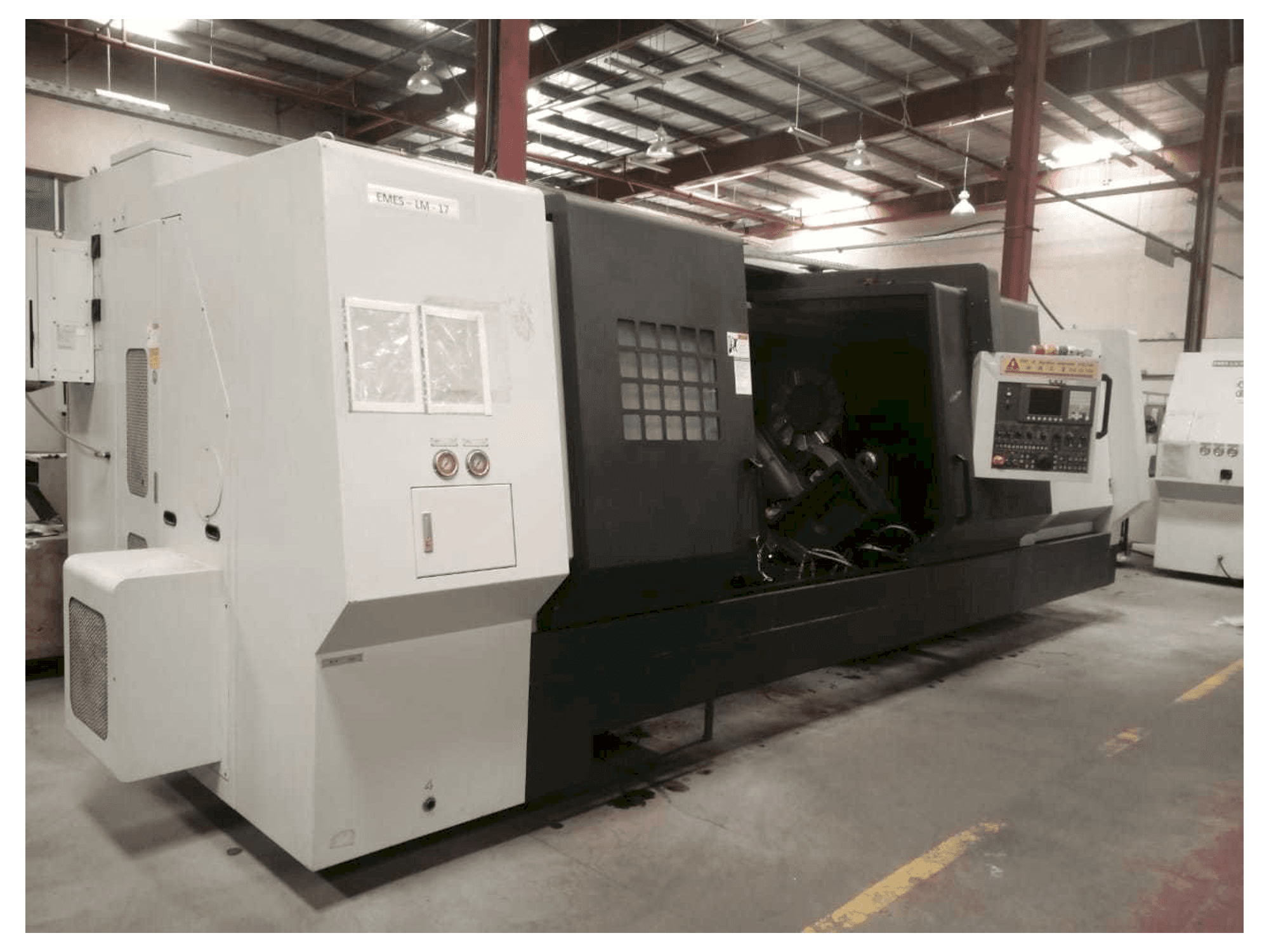 Linkerzijdeaanzicht van YOU JI YH 50/300 machine