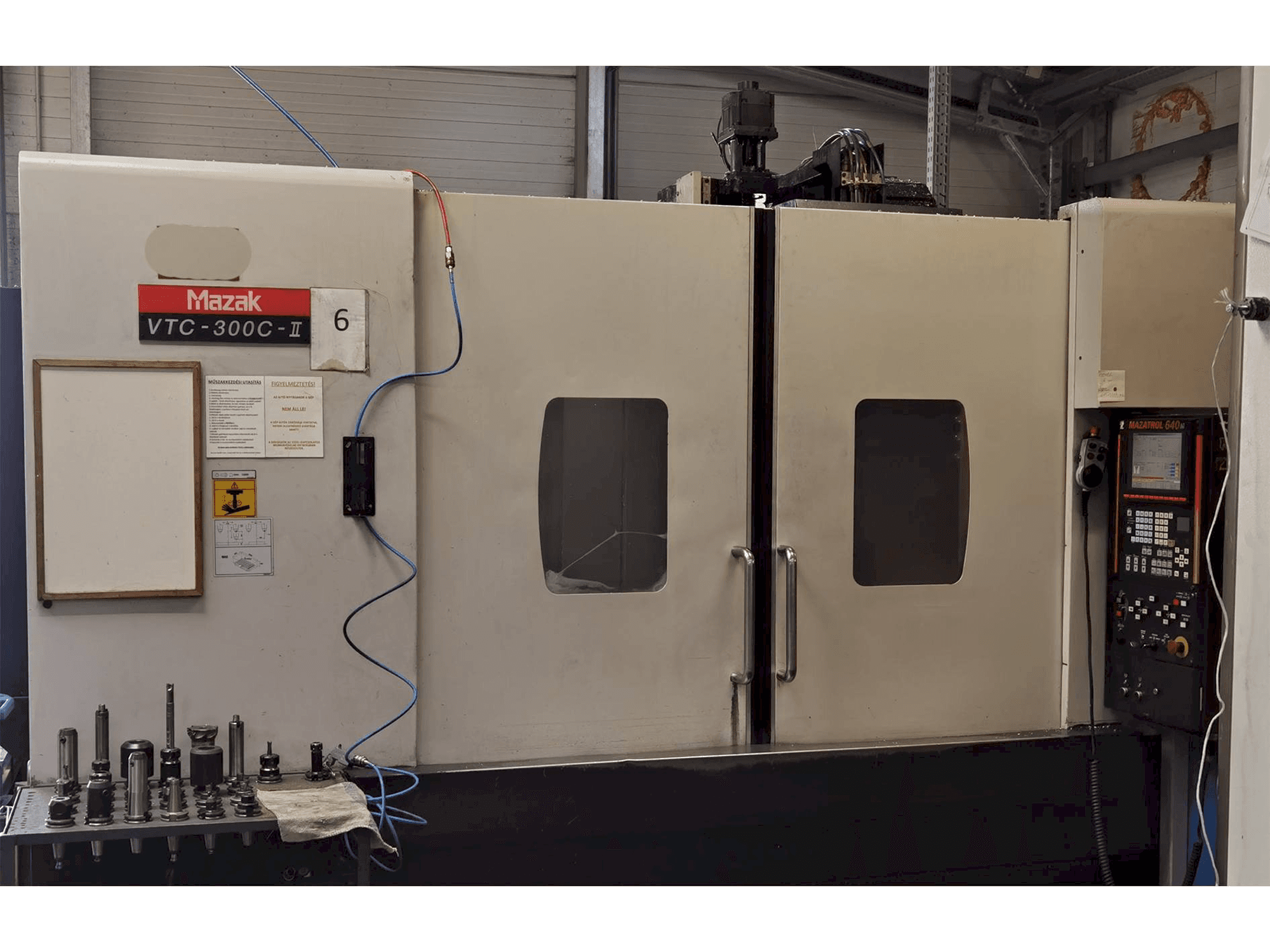 Vooraanzicht van Mazak VTC 300 C II machine