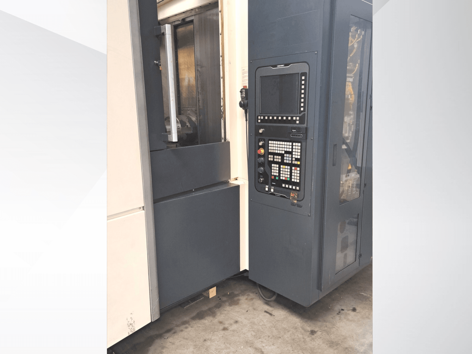 DMG MORI NHX5000 horizontaal bewerkingscentrum, zijaanzicht met bedieningspaneel en toegangsdeur.