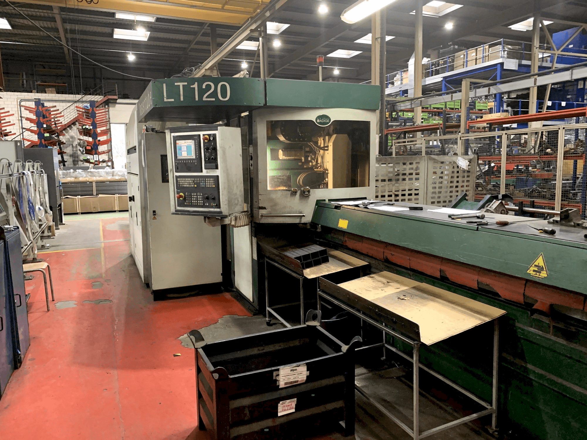 Vooraanzicht van ADIGE LT 120 machine