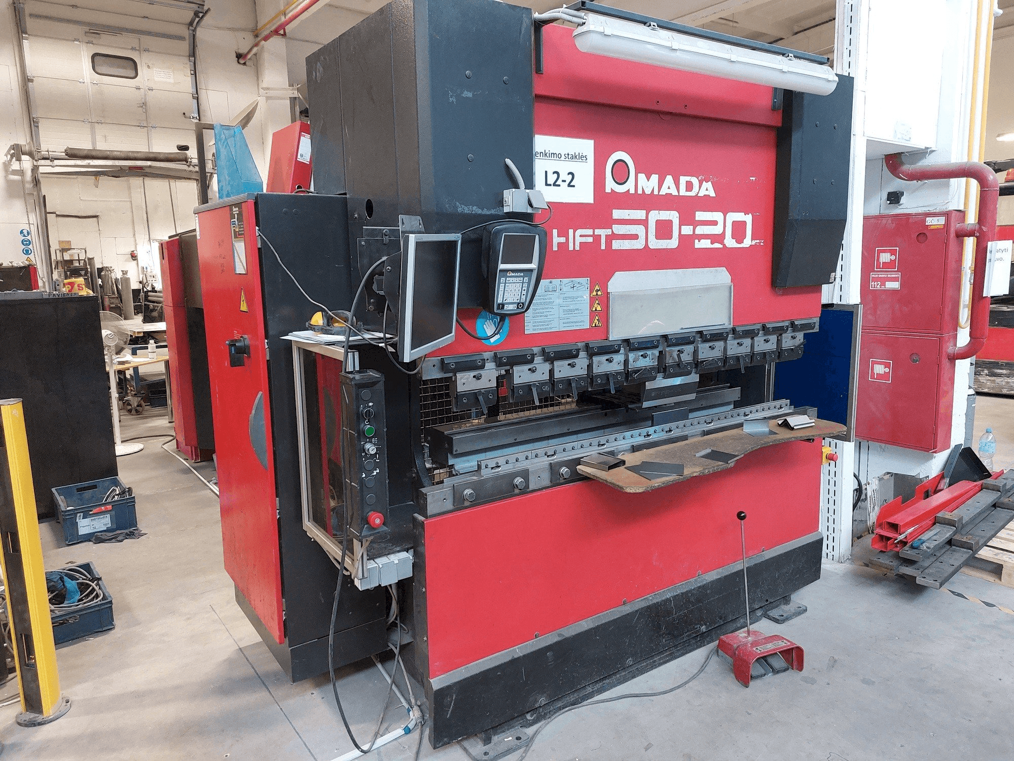 Vooraanzicht van AMADA HFT 50-20 machine