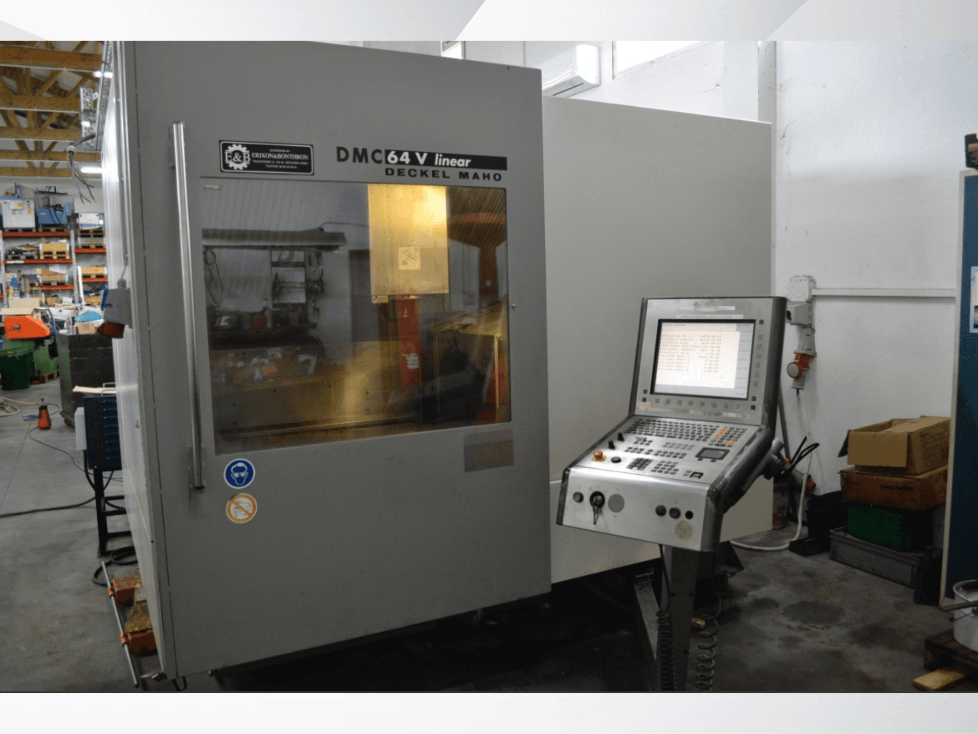DMG DECKEL MAHO DMC 64V Lineair verticaal bewerkingscentrum, vooraanzicht van bedieningspaneel en werkruimte.