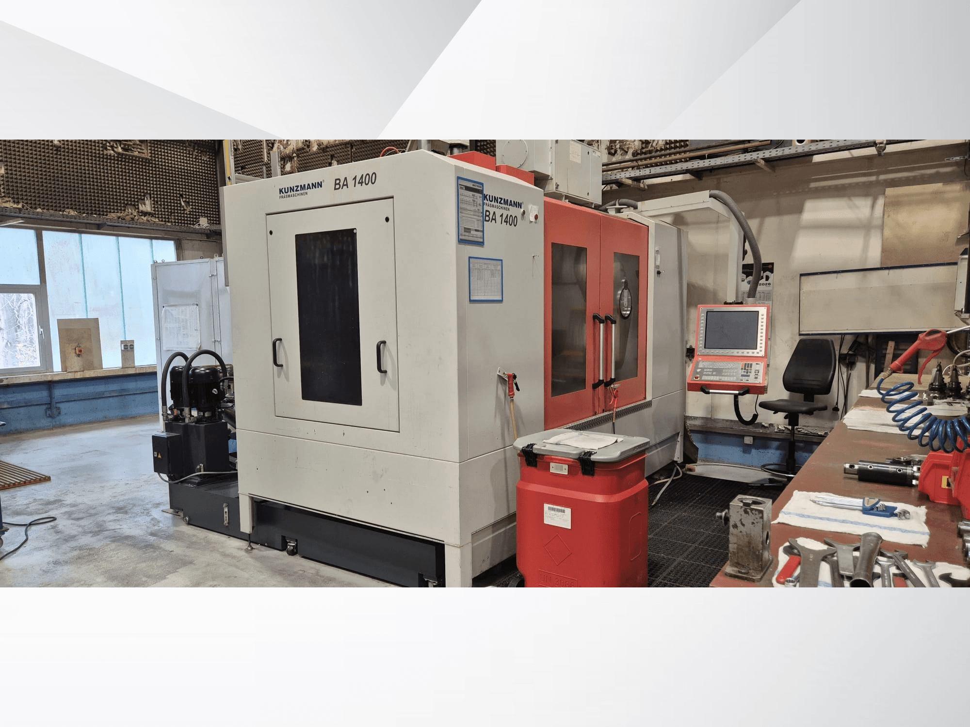 Verticaal bewerkingscentrum KUNZMANN BA1400 in een werkplaats, zijaanzicht met bedieningspaneel en omliggende gereedschappen.