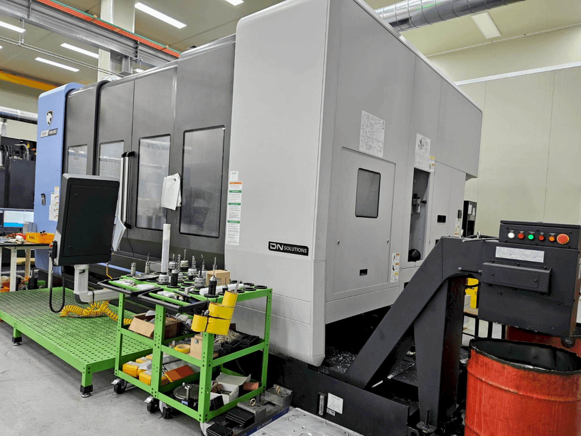 Vooraanzicht van DN SOLUTIONS VCF 850LSRII machine