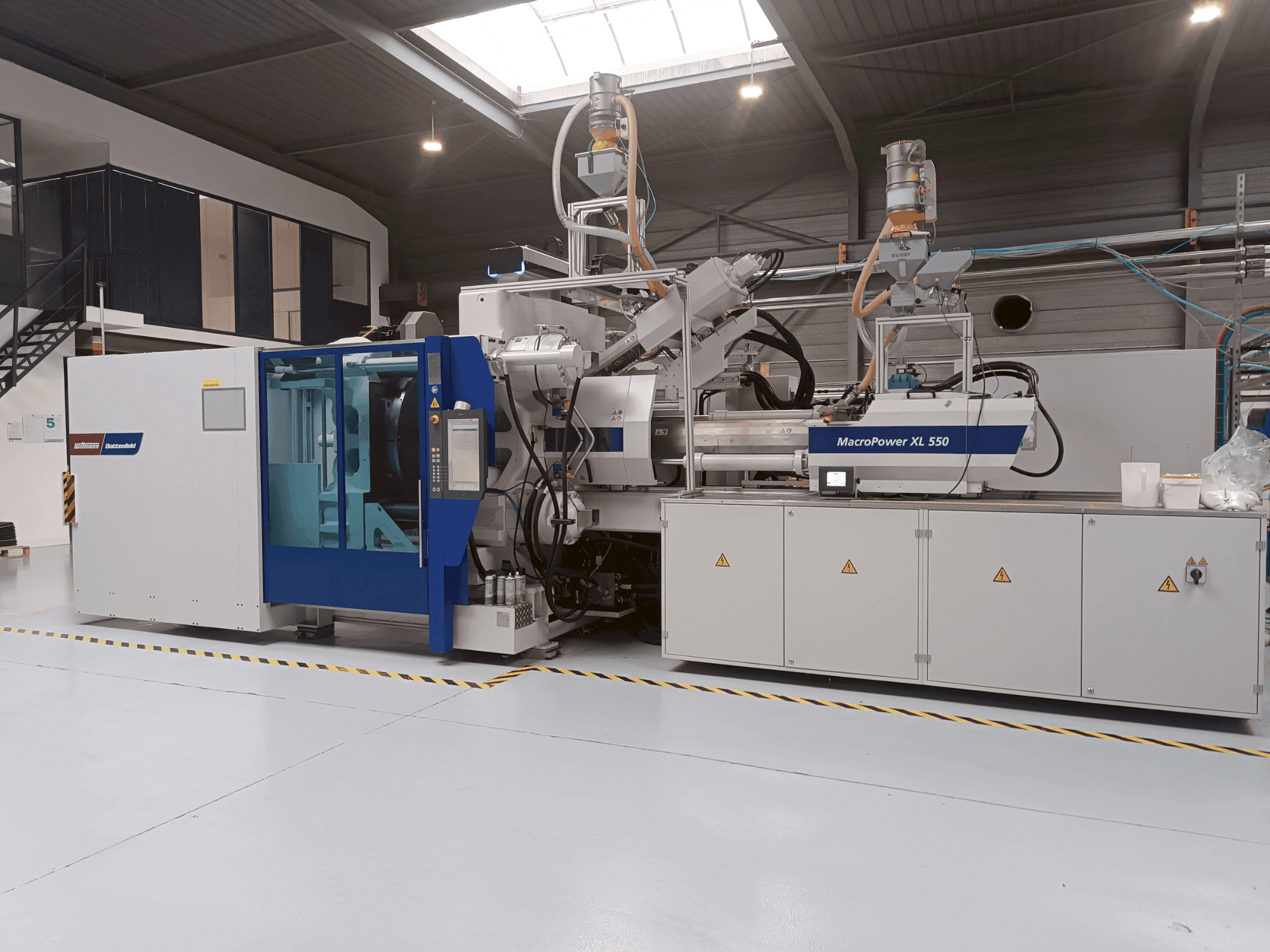 Vooraanzicht van Battenfeld MacroPower 550XL 2250H-350S 3K machine