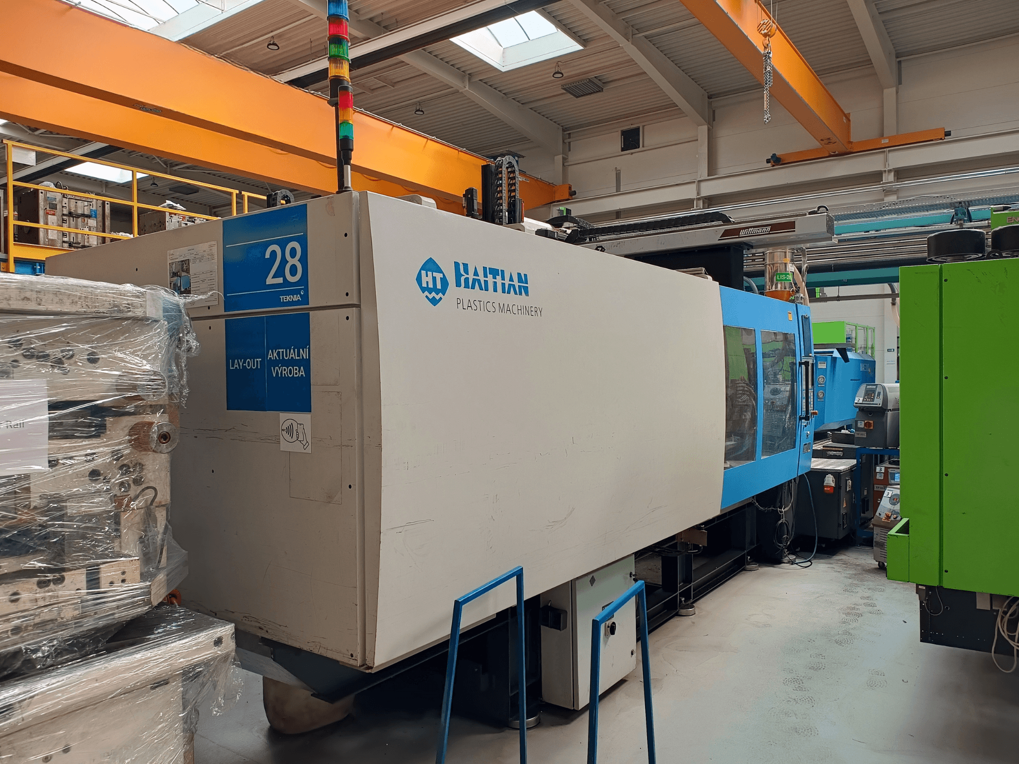 HAITIAN MARS 5300/4500 hydraulische spuitgietmachine, vooraanzicht, met het bedieningspaneel en de blauw/witte behuizing.