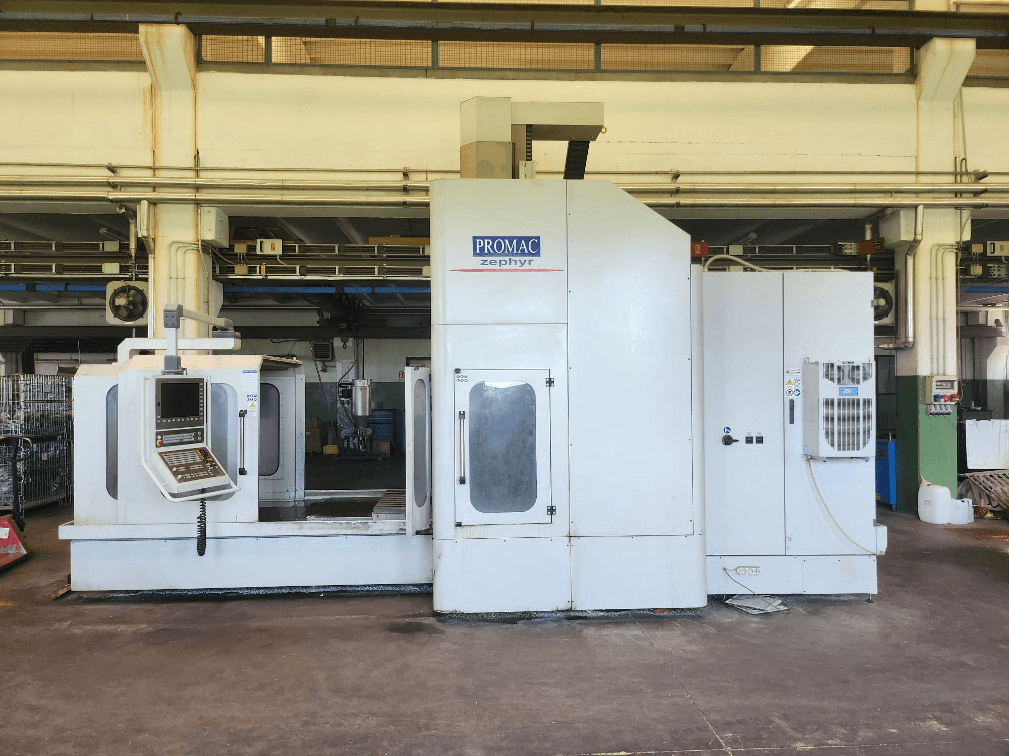 Vooraanzicht van het PROMAC ZEPHYR VT 2.5 XL verticale bewerkingscentrum met het bedieningspaneel en het bewerkingsgebied.