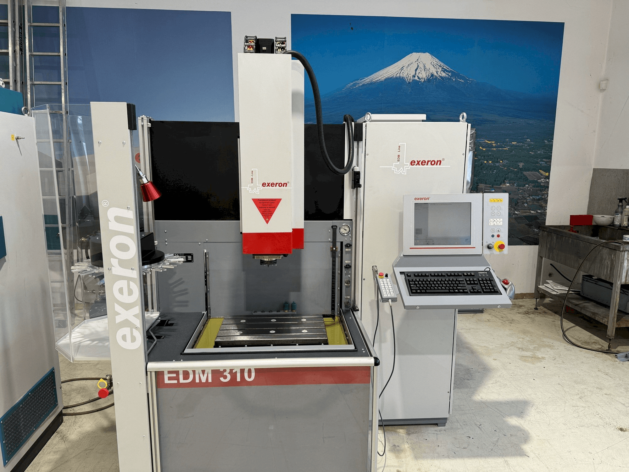 Vooraanzicht van Exeron EDM 310 MF 20 machine