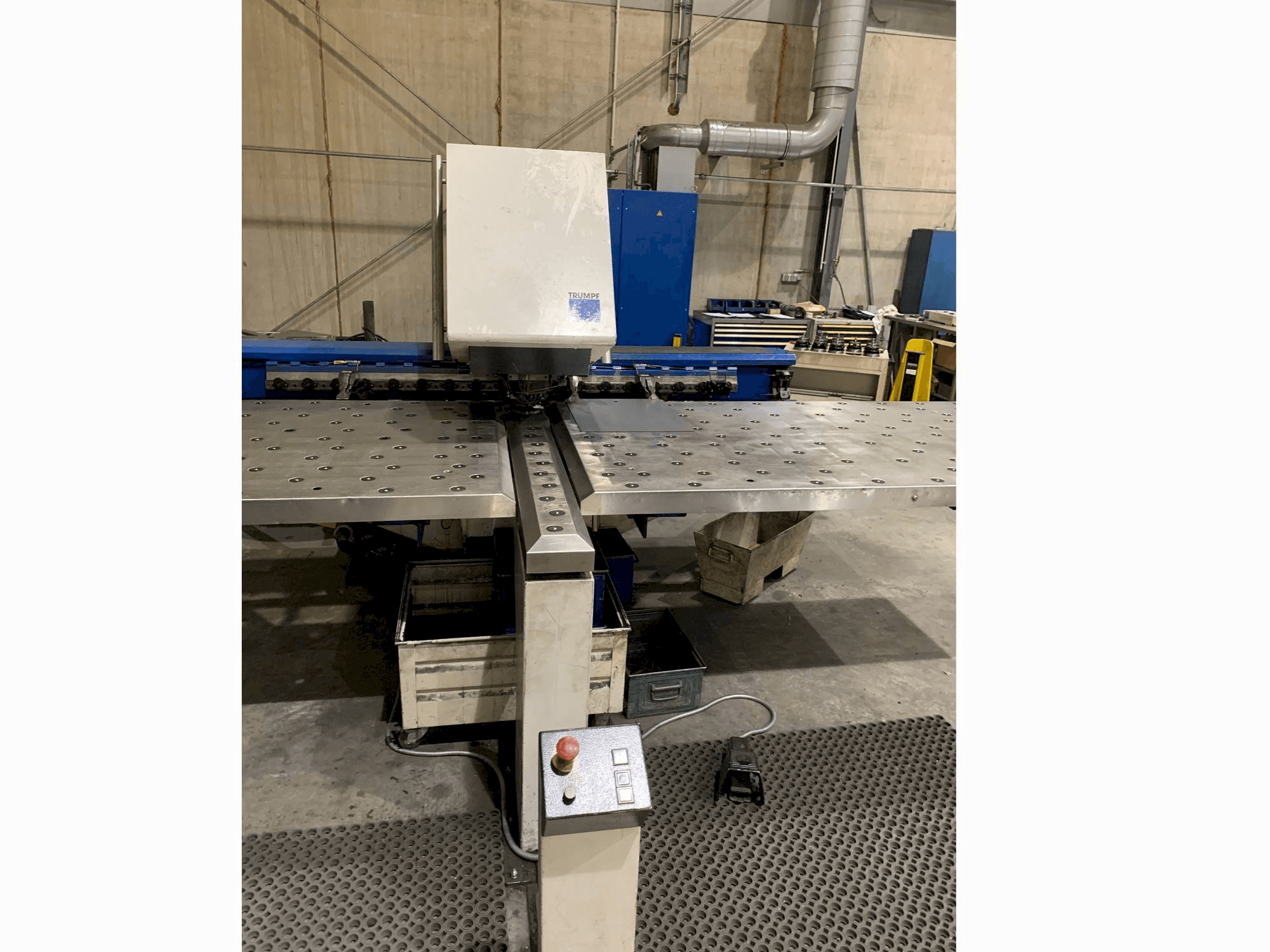 Vooraanzicht van Trumpf Trumatic 200 machine