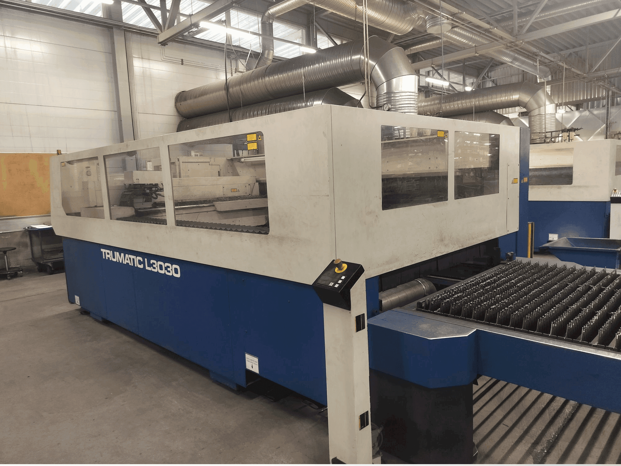 Vooraanzicht van TRUMPF Trumatic L3030 machine