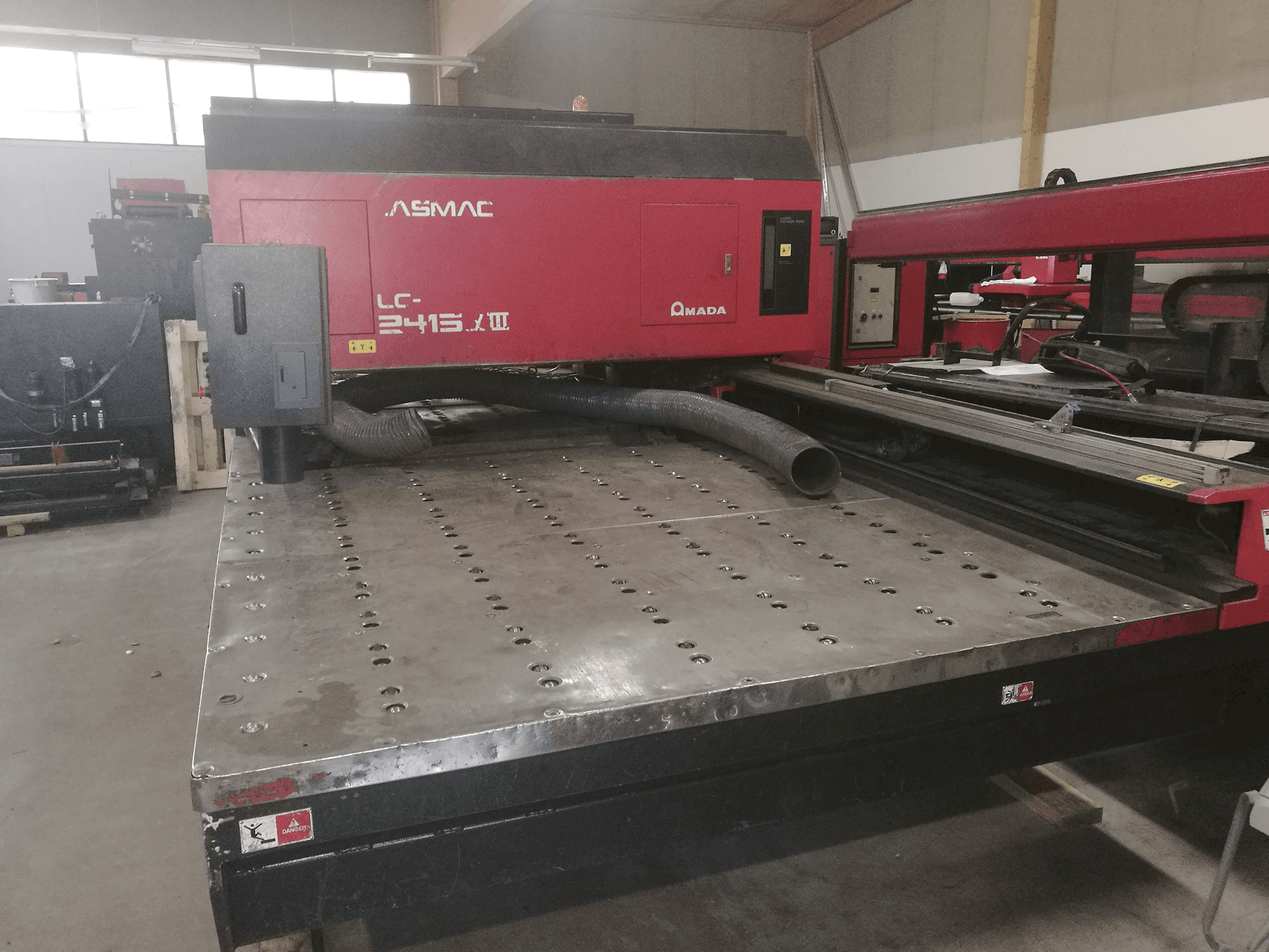 Vooraanzicht van AMADA LC 2415 α3 machine