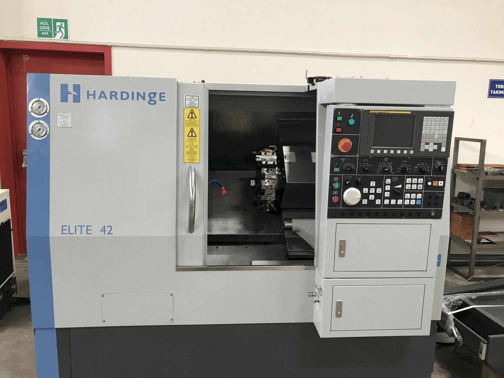 Vooraanzicht van HARDINGE Elite 42 machine
